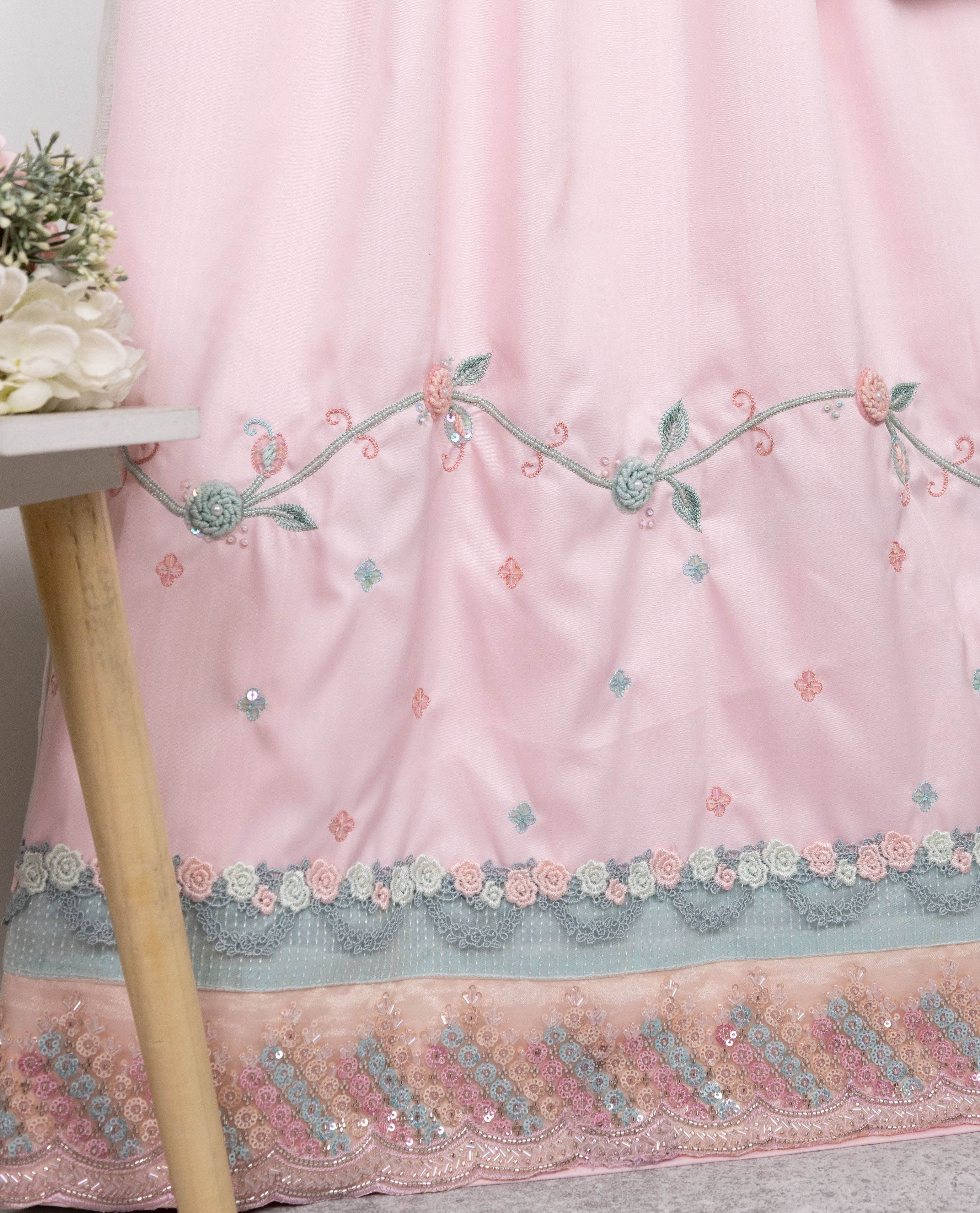 Baby Pink Rida With Smart Aari Work Border & Heavy Look Shining Lace