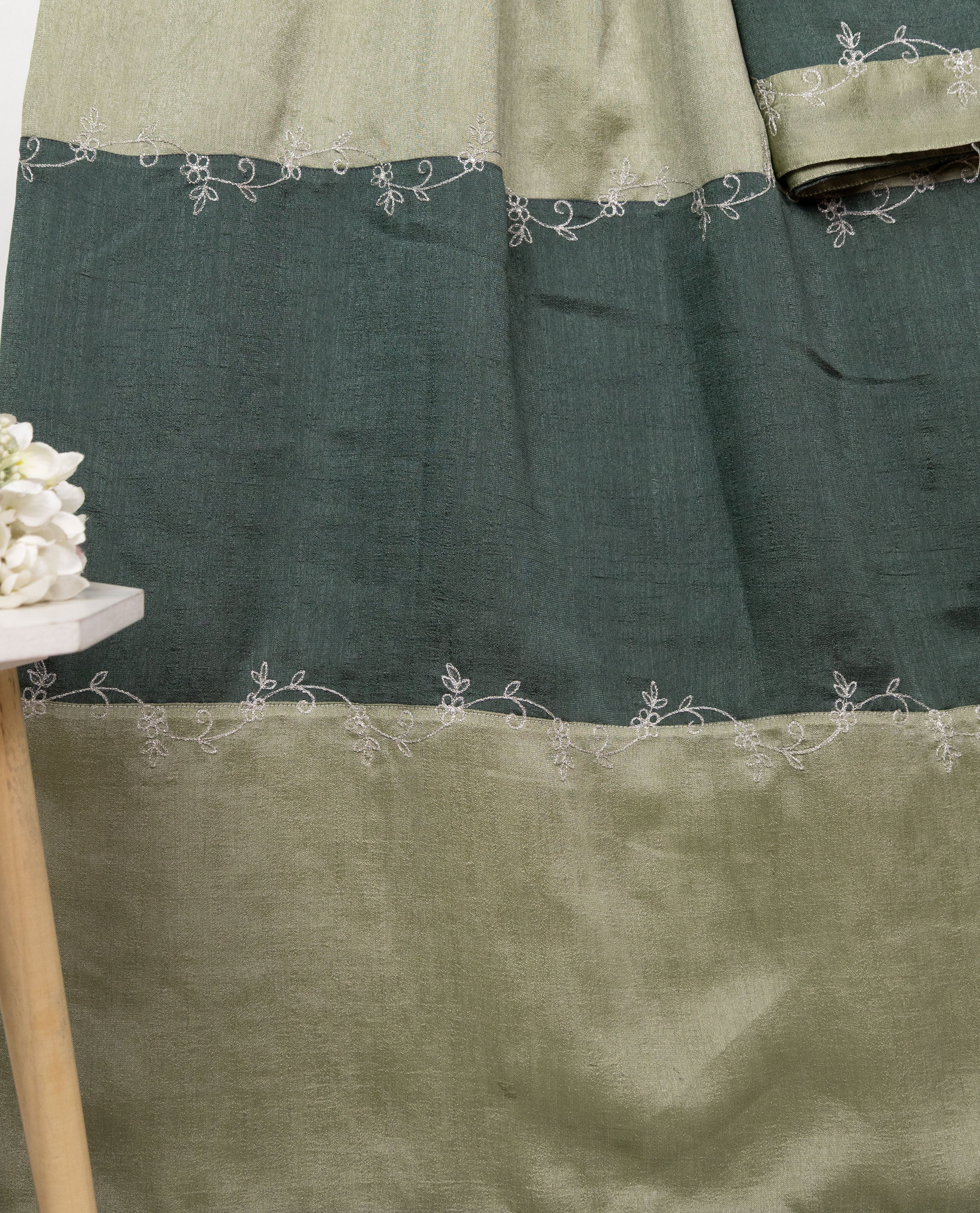 Dark Forest Green Sage Green Pattern Rida 90 Grm Silk With Smart Floral Border