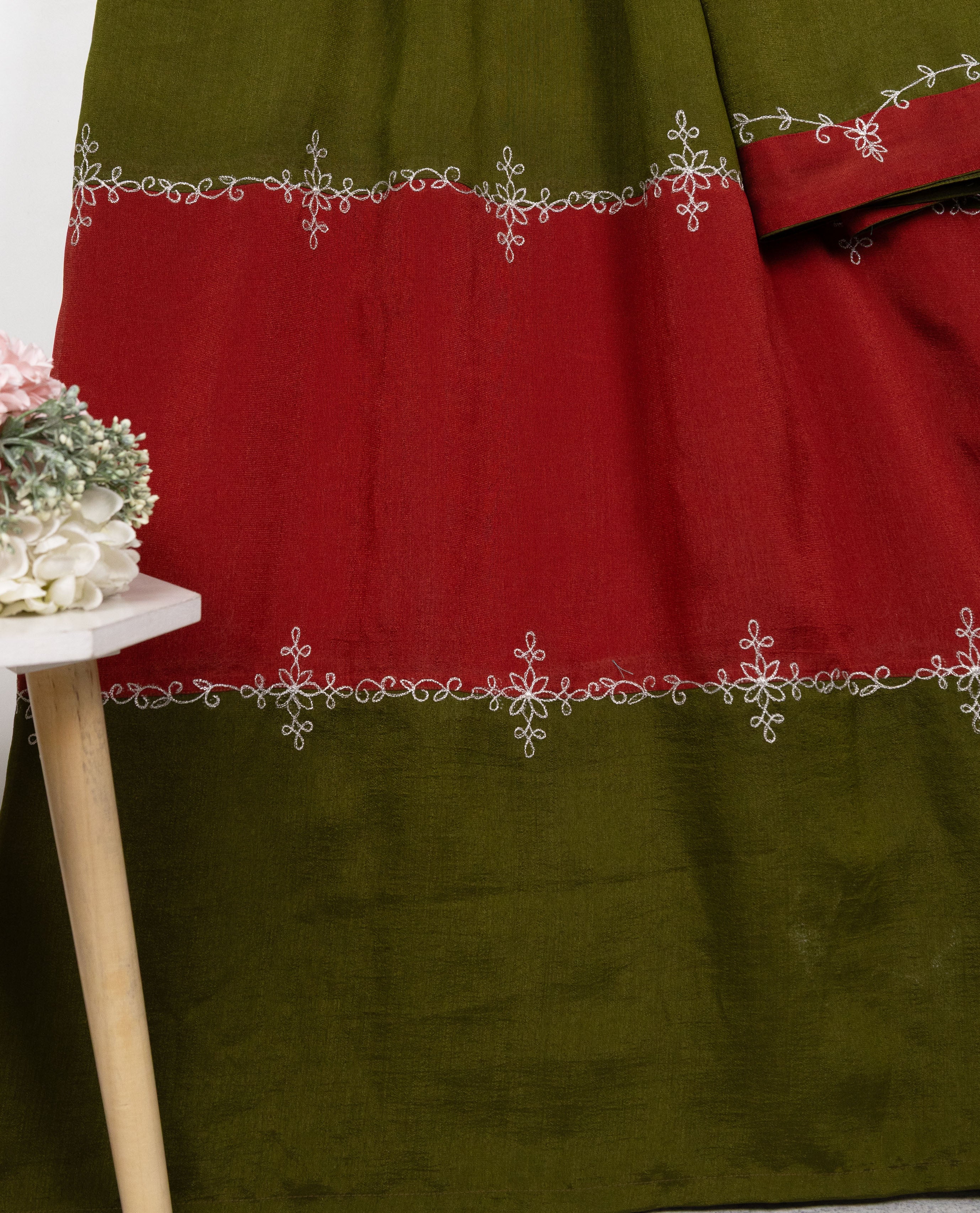 Olive Green Crimson Red 90 Grm Silk Rida With Smart Cream Floral Border