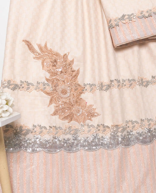Creamy Rida With Heavy Look Lace Panel & Floral Aari Bunch