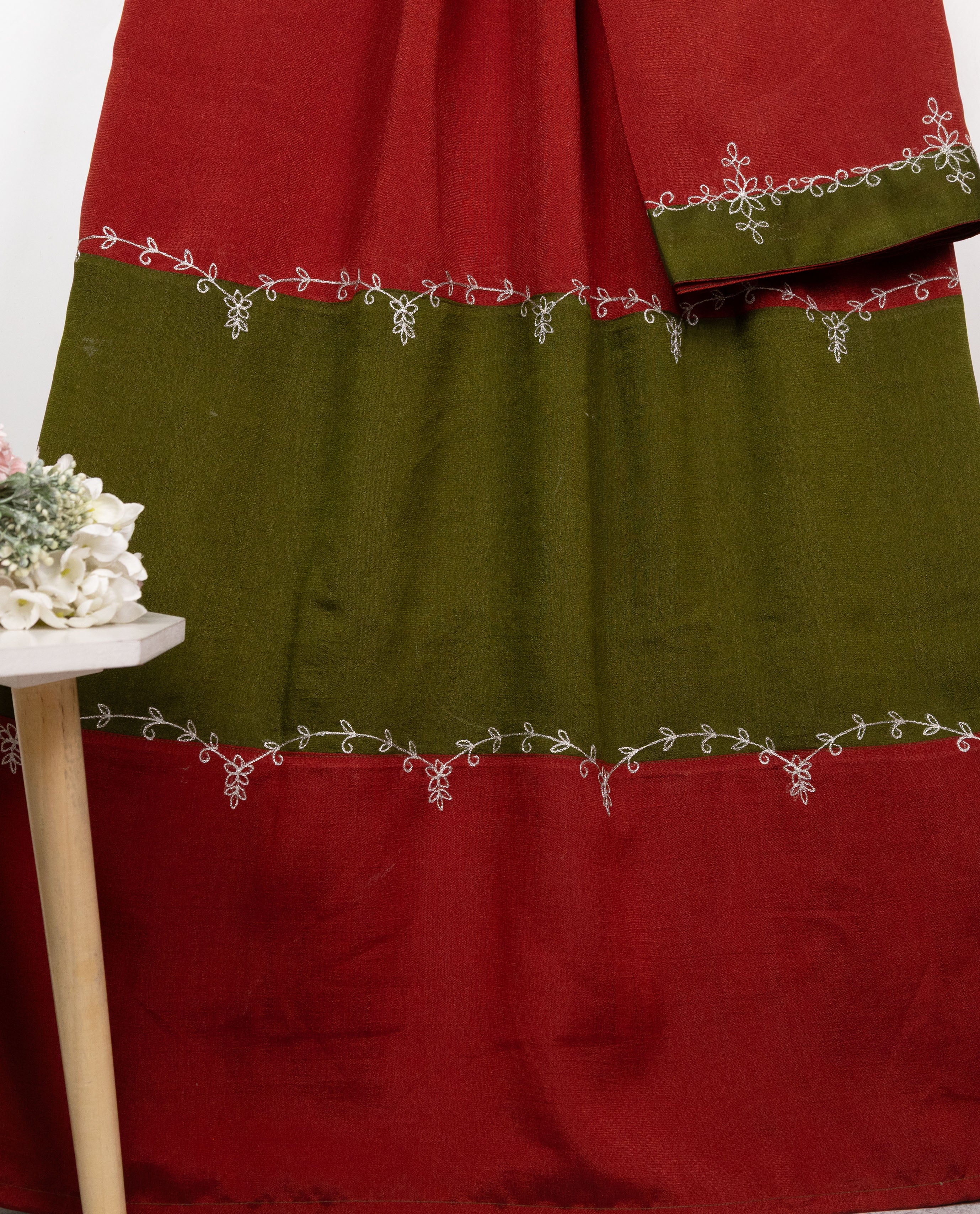 Dark Red Green 90 grm Silk Rida With Smart Pattern & Smart Embroidery Border