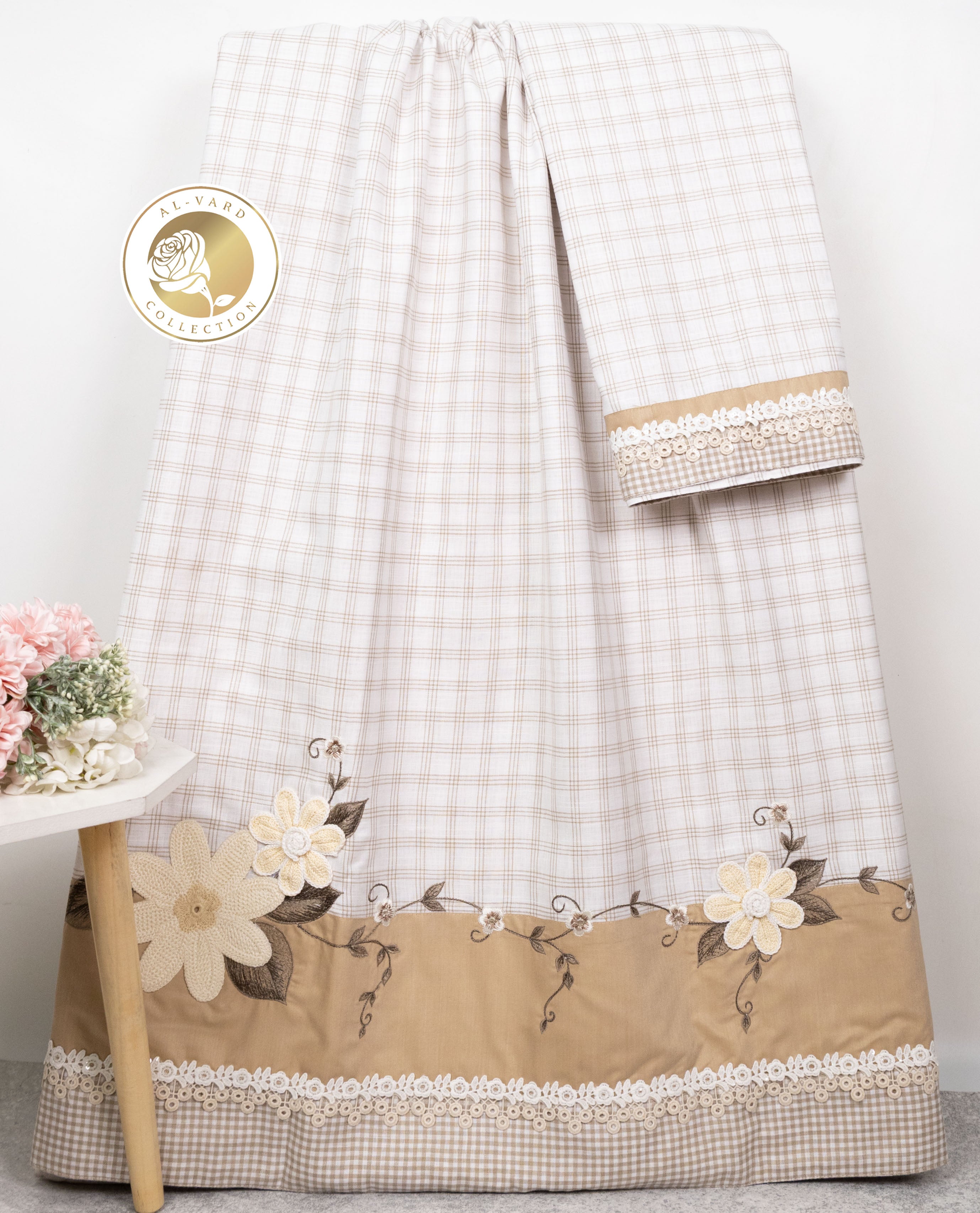 Off White Base Beige Checks Rida With Smart Panel & Smart Floral Work On Panel