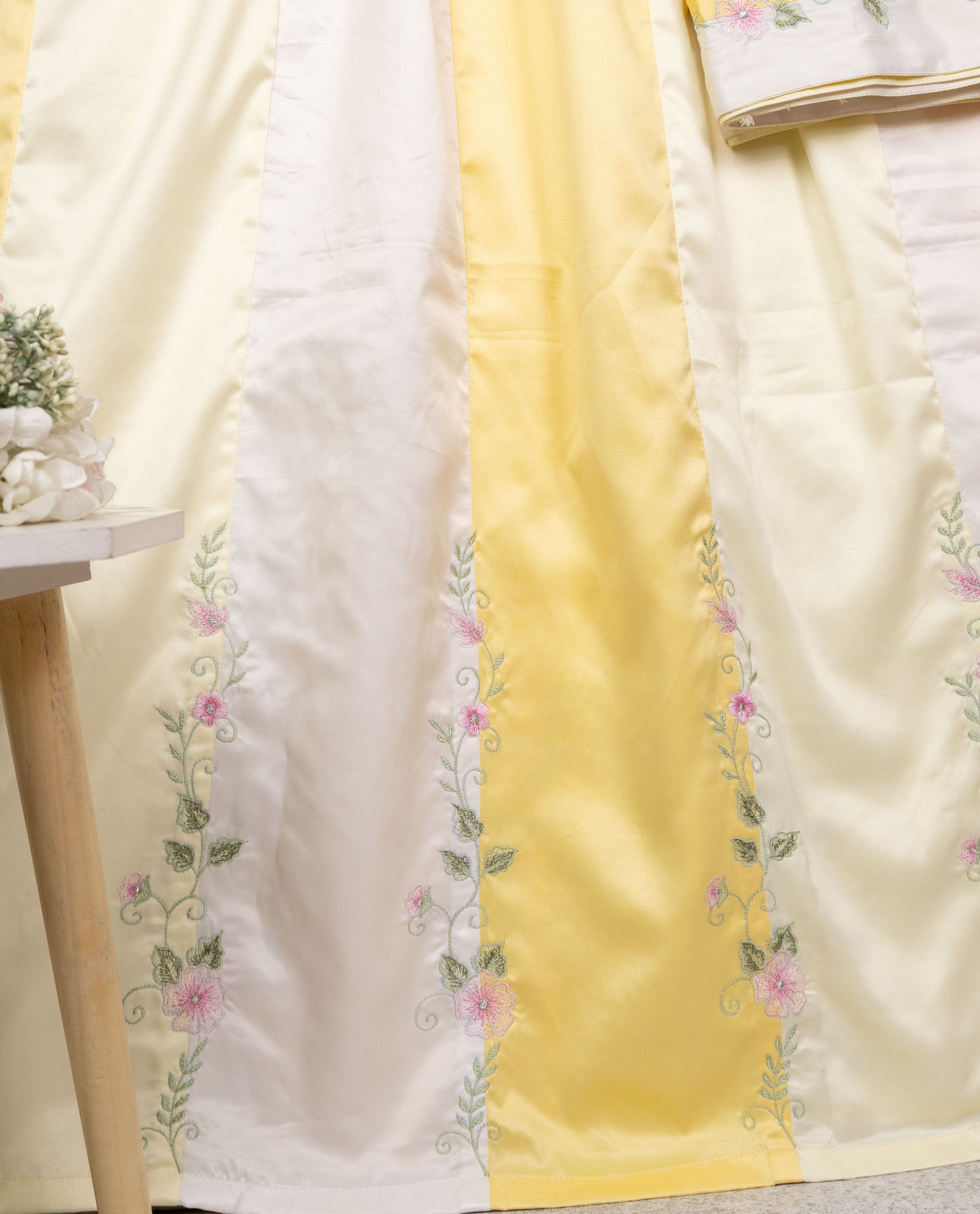Cream White & Light Yellow Standing Pattern Rida & Smart Floral Embroidery Work