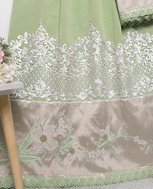 Green Silk Rida With Heavy Look Lace & Panel With Floral Work
