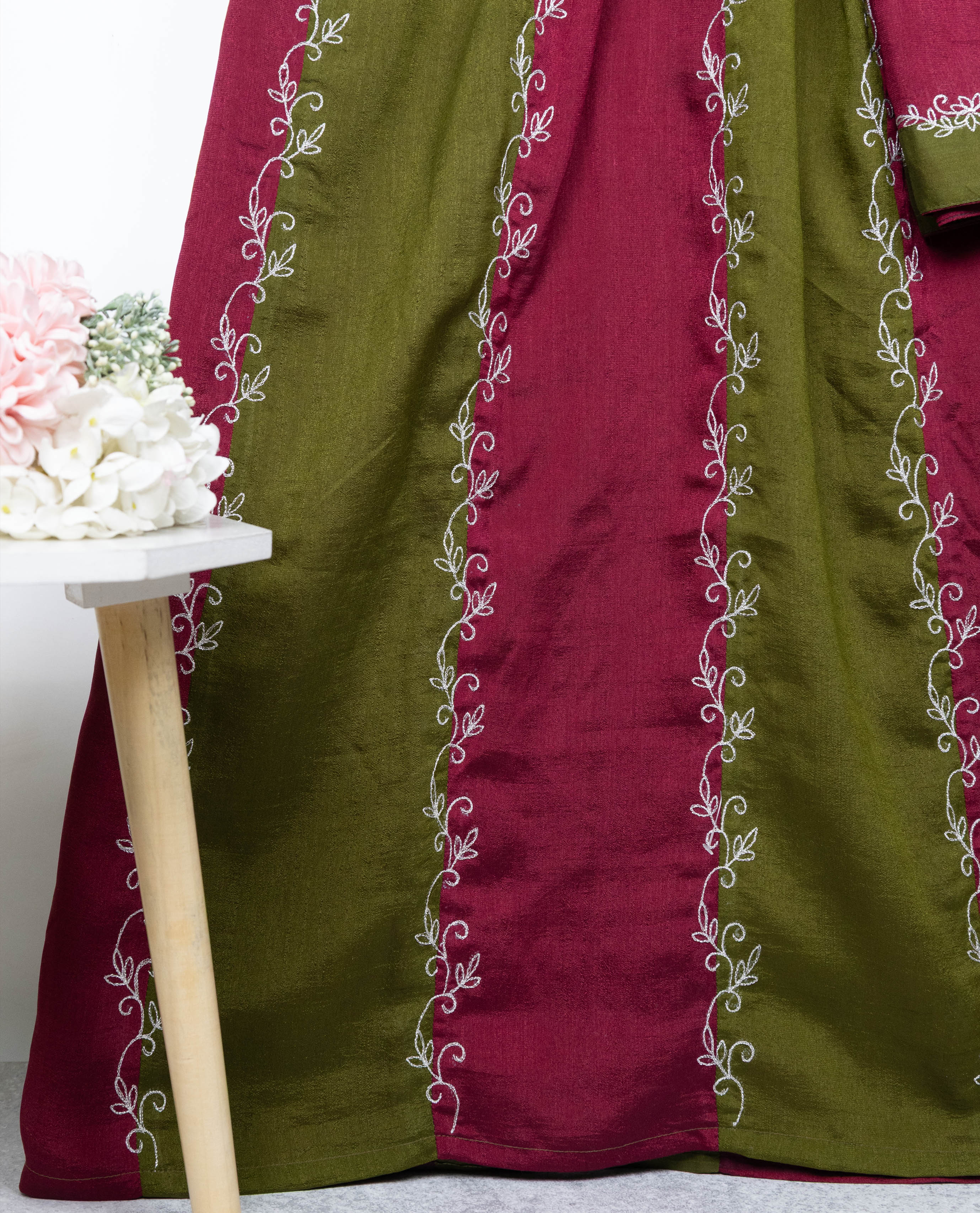 Burgundy Dark Green 90grm Silk Rida With Smart Embroidery Border