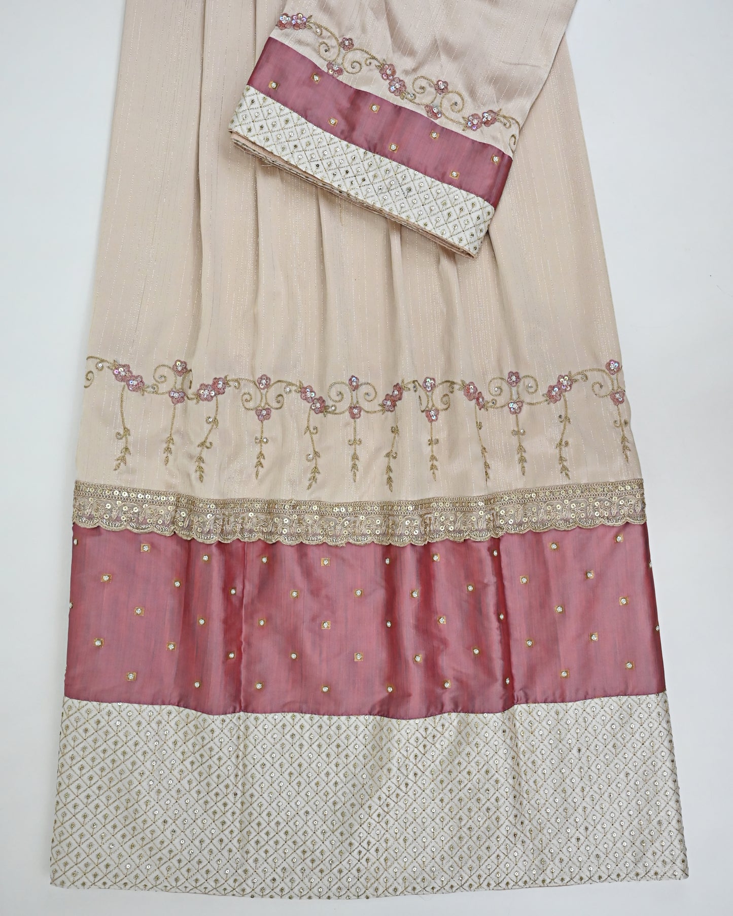 Beige Shining Rida With Floral Aari Border & Heavy Look Panel & Lace