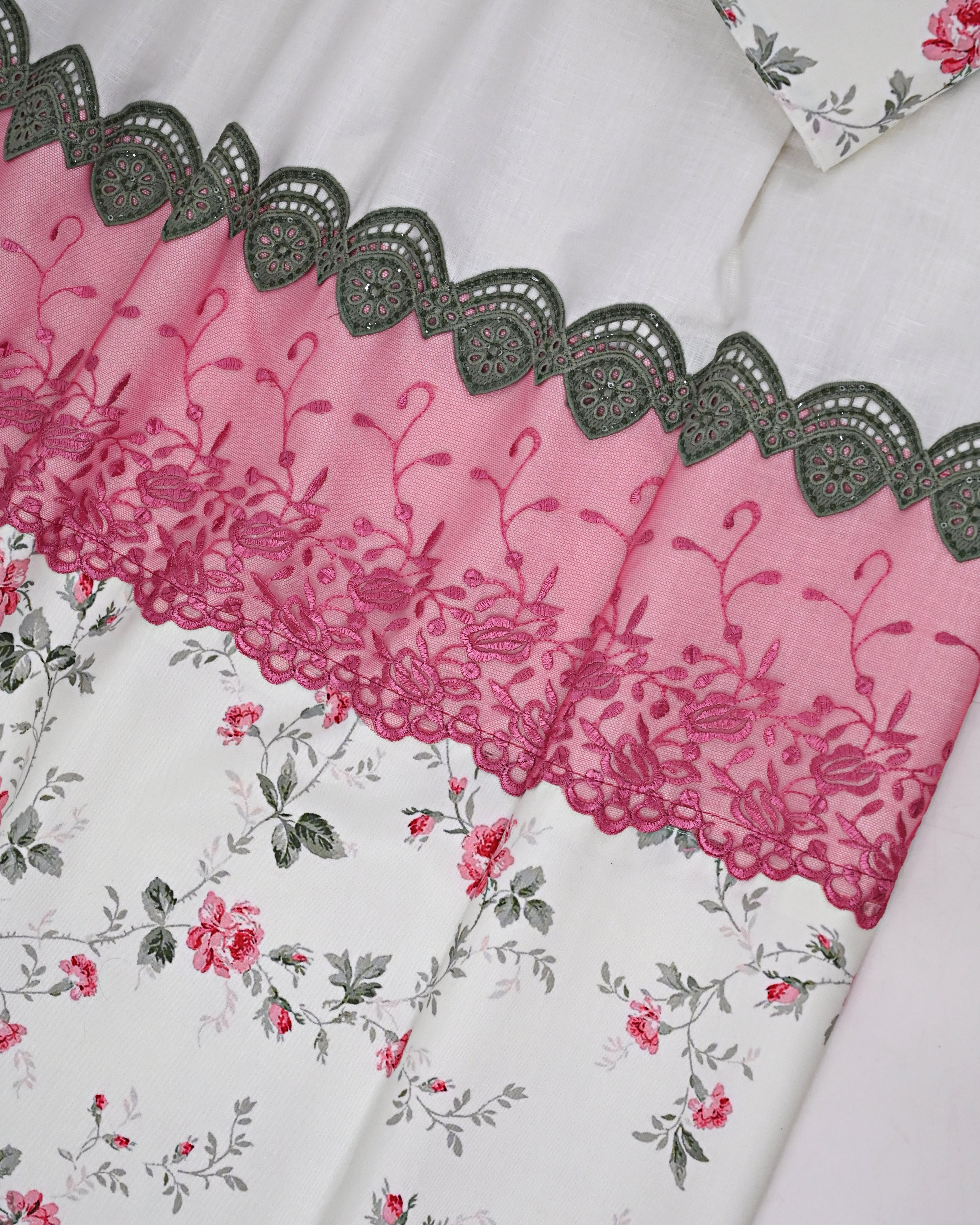 Snow White Rida With Smart Floral Print Panel & Smart Rani Pink Green Lacing