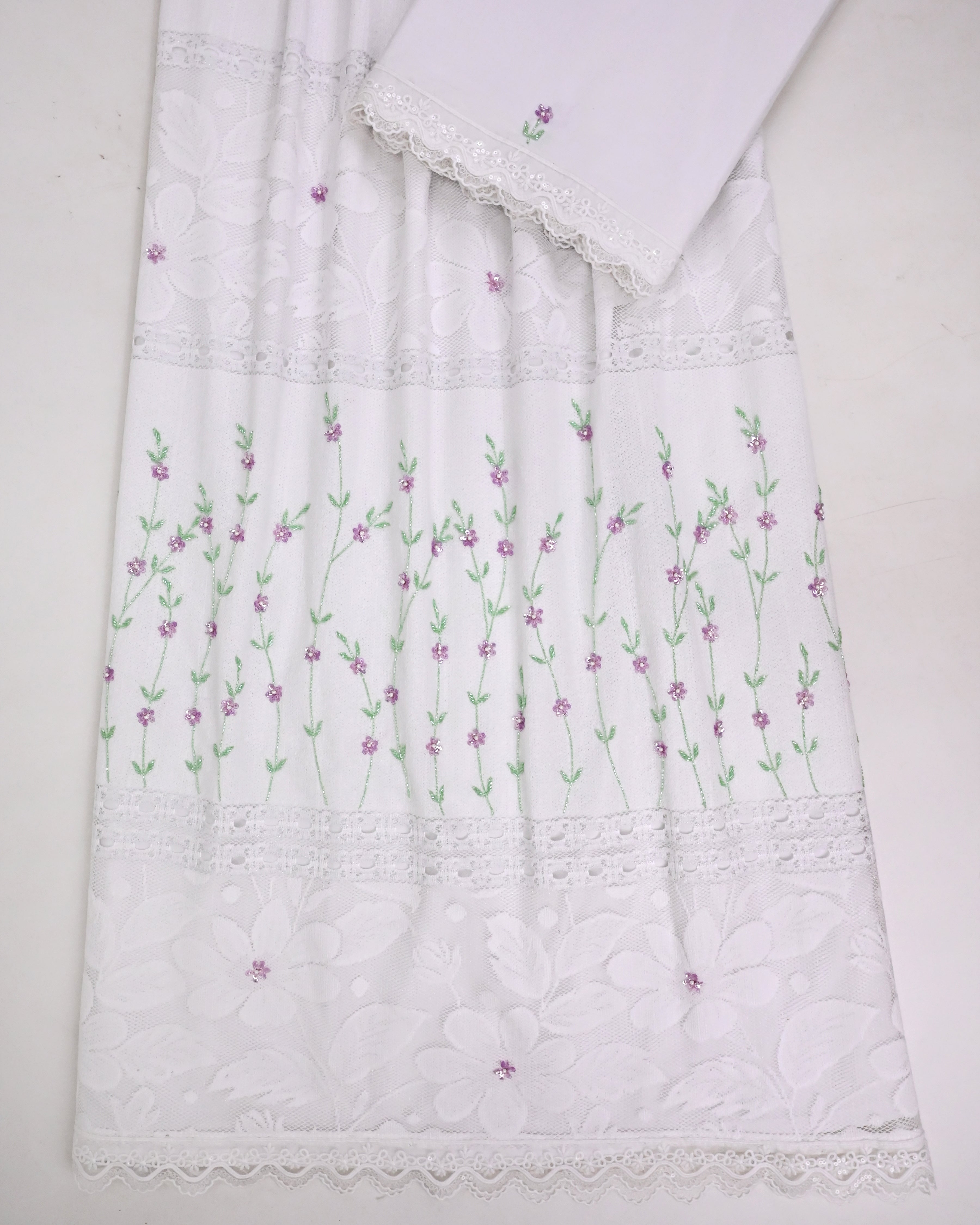 MIlky White Heavy Material Rida With Heavy Look Floral Lace & Floral Aari Work All Over