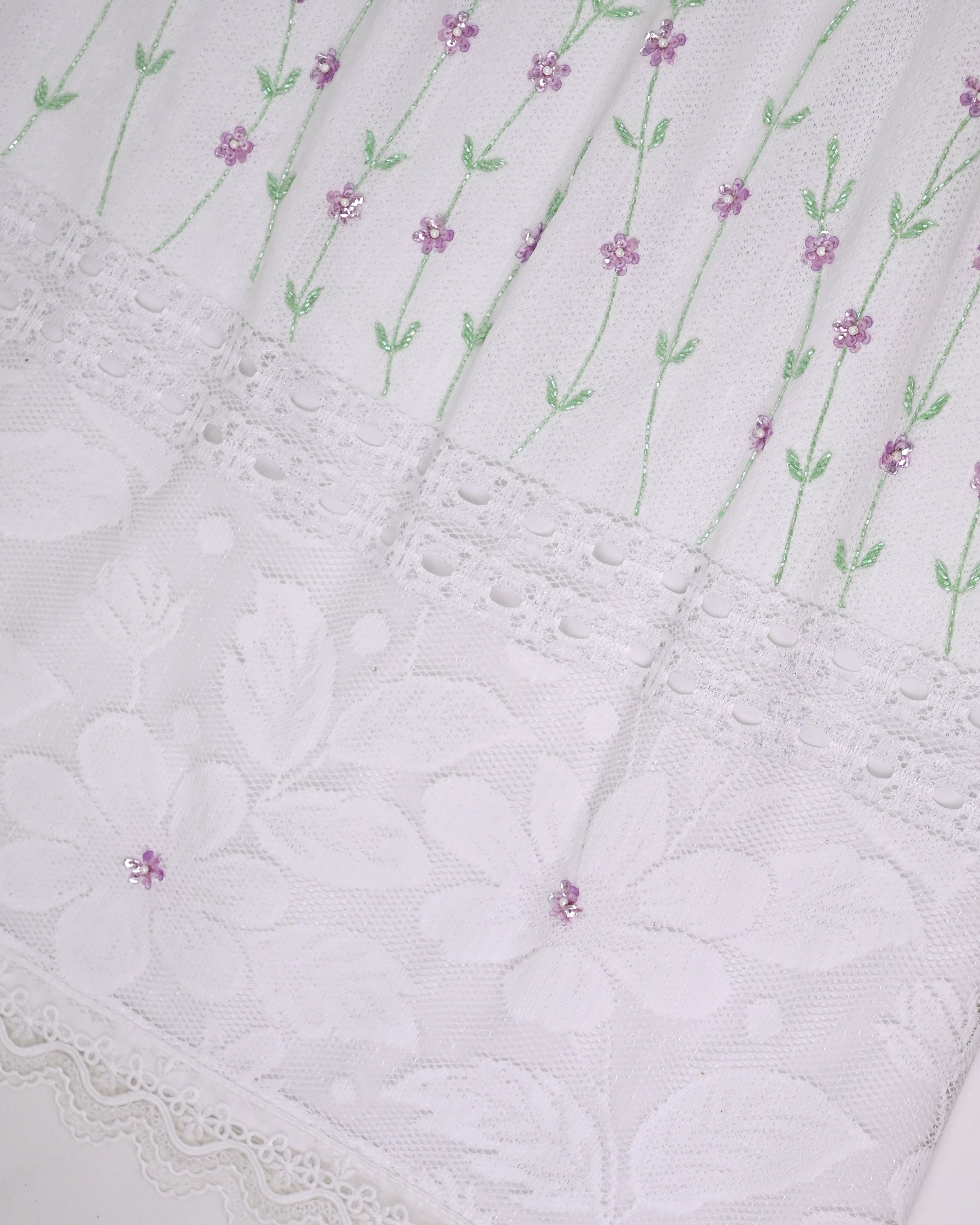 MIlky White Heavy Material Rida With Heavy Look Floral Lace & Floral Aari Work All Over
