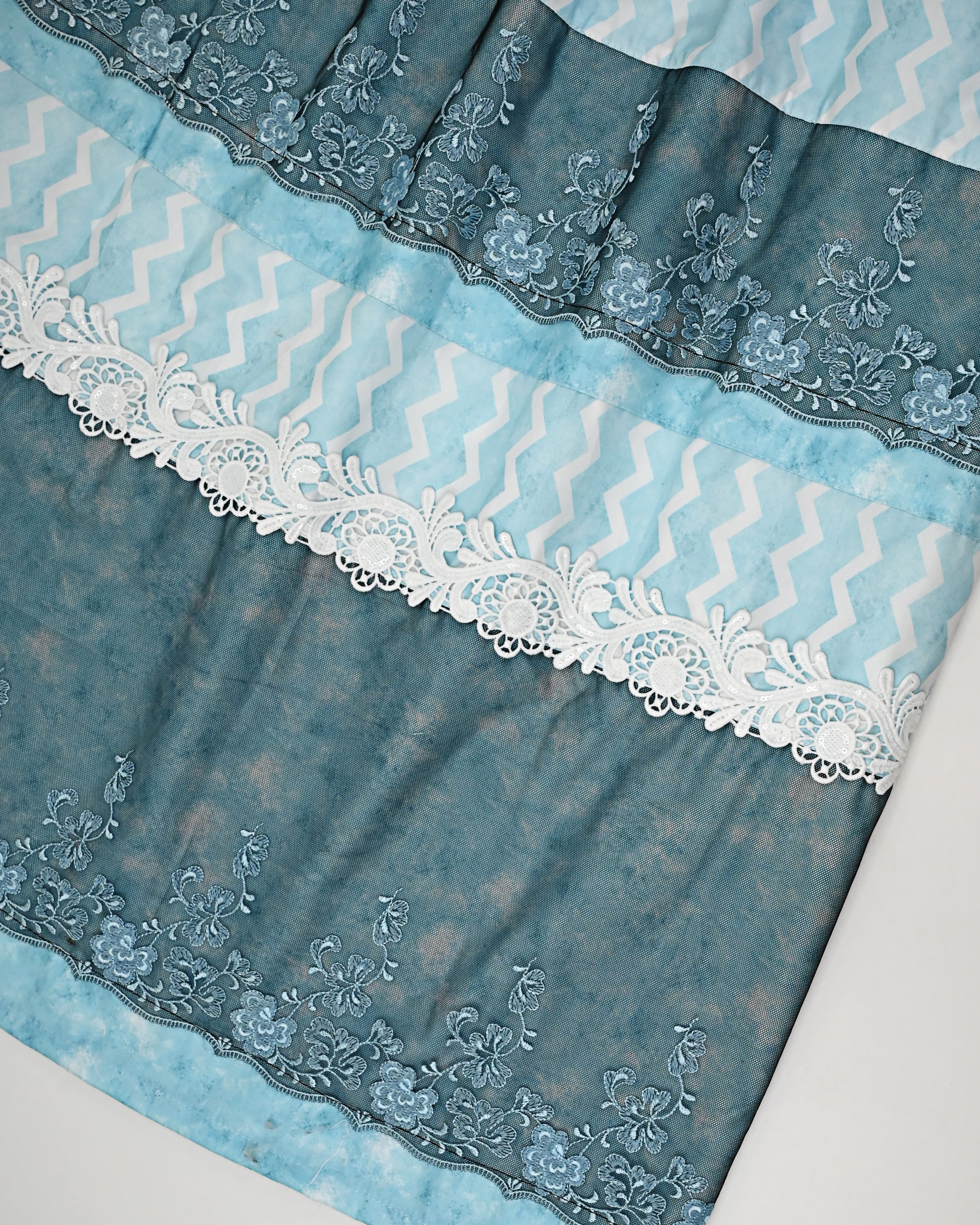 Light Blue Base White Chevron Rida With Smart Broad Dark Floral Lace & Smart Look