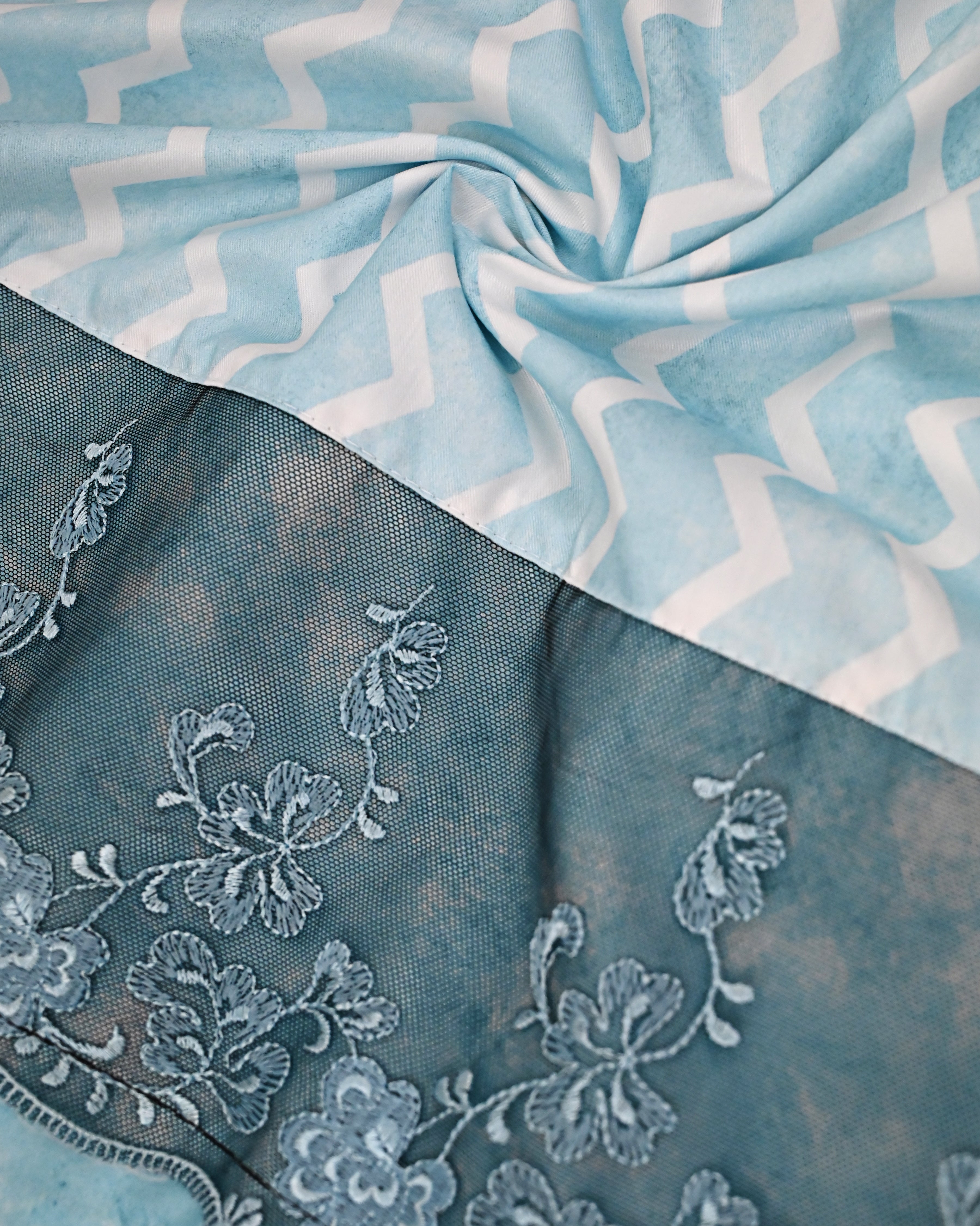 Light Blue Base White Chevron Rida With Smart Broad Dark Floral Lace & Smart Look