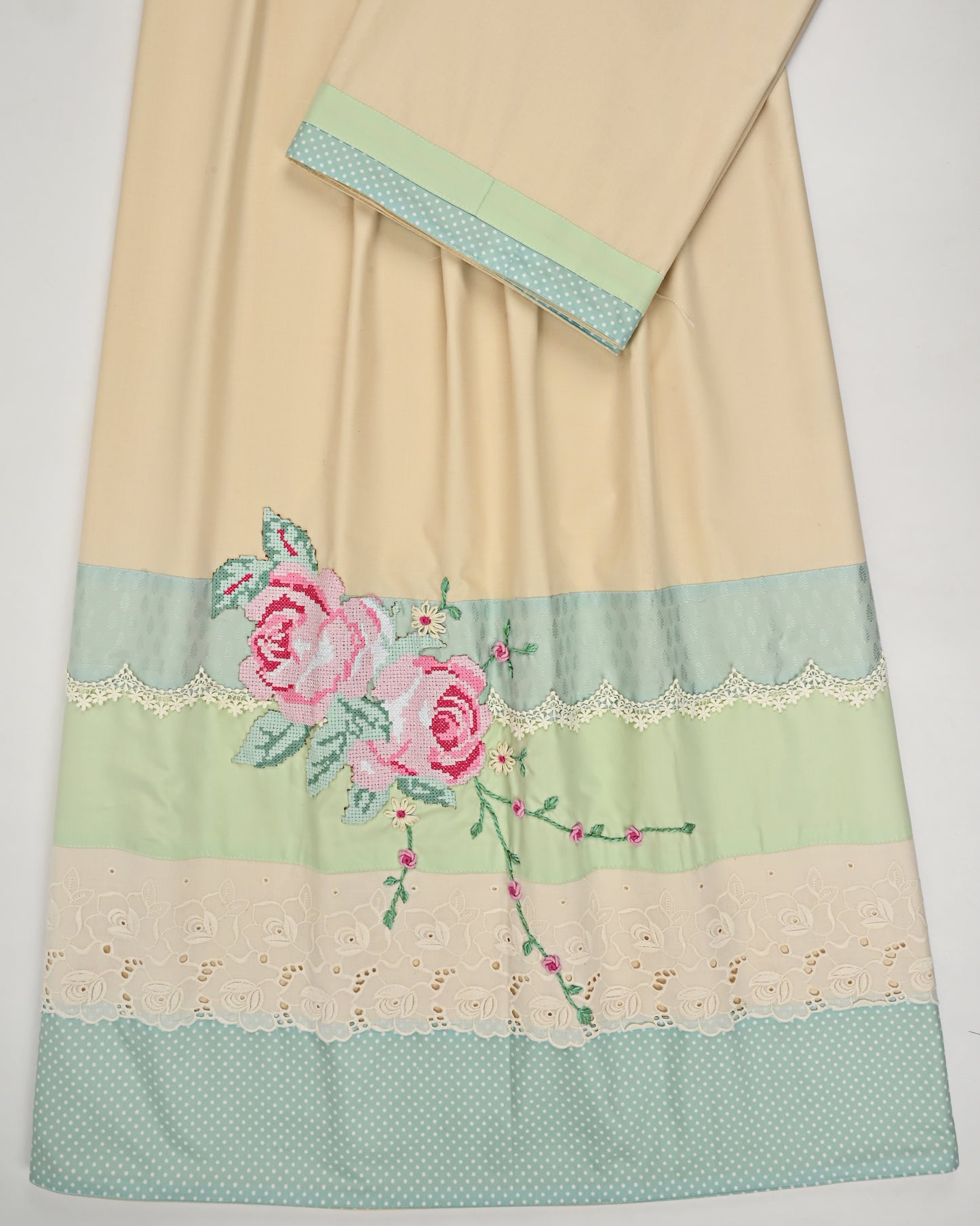 Cream Rida With Smart Panel Lacing & Floral Crosstitch Bunch & Lite Aari Work