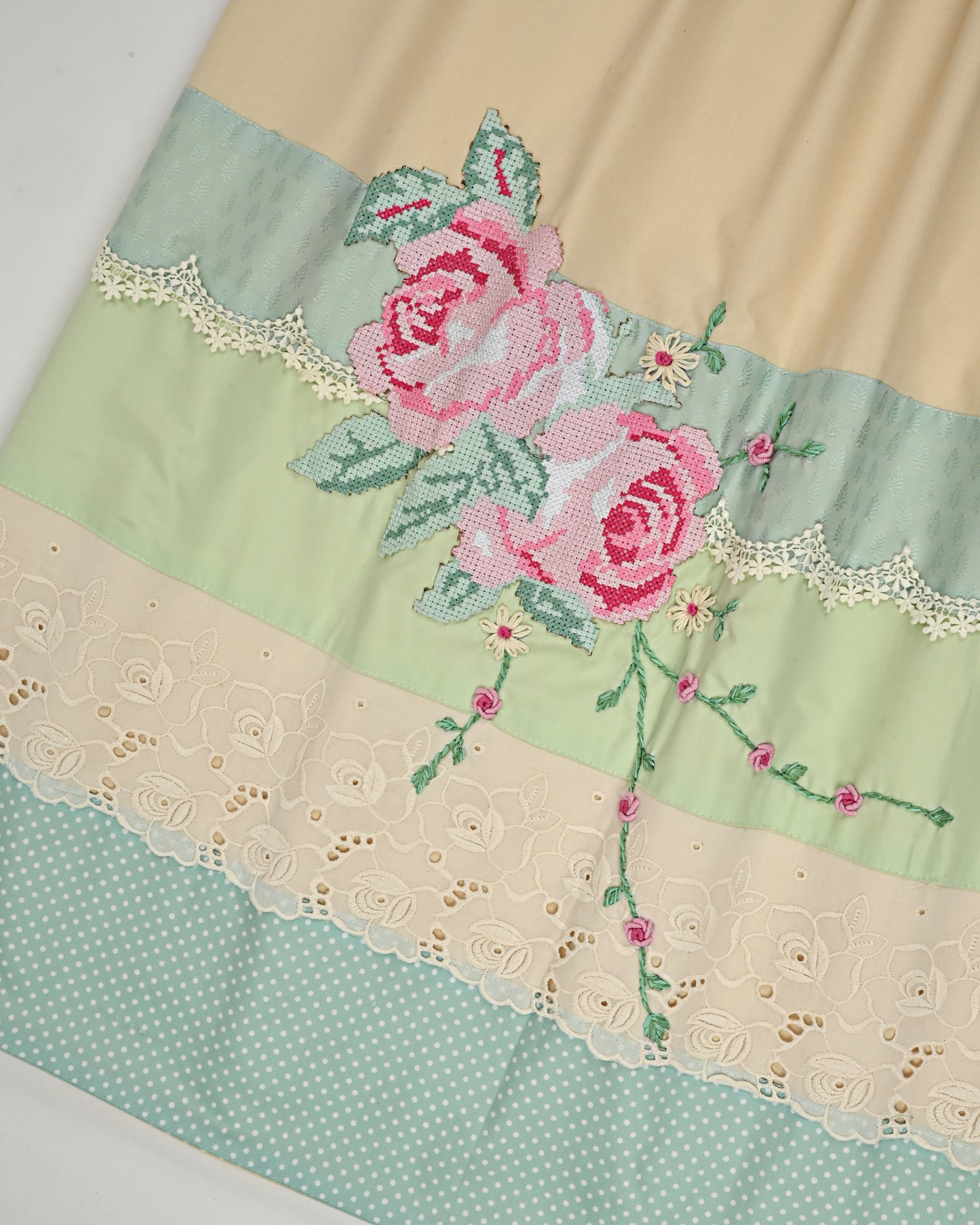 Cream Rida With Smart Panel Lacing & Floral Crosstitch Bunch & Lite Aari Work