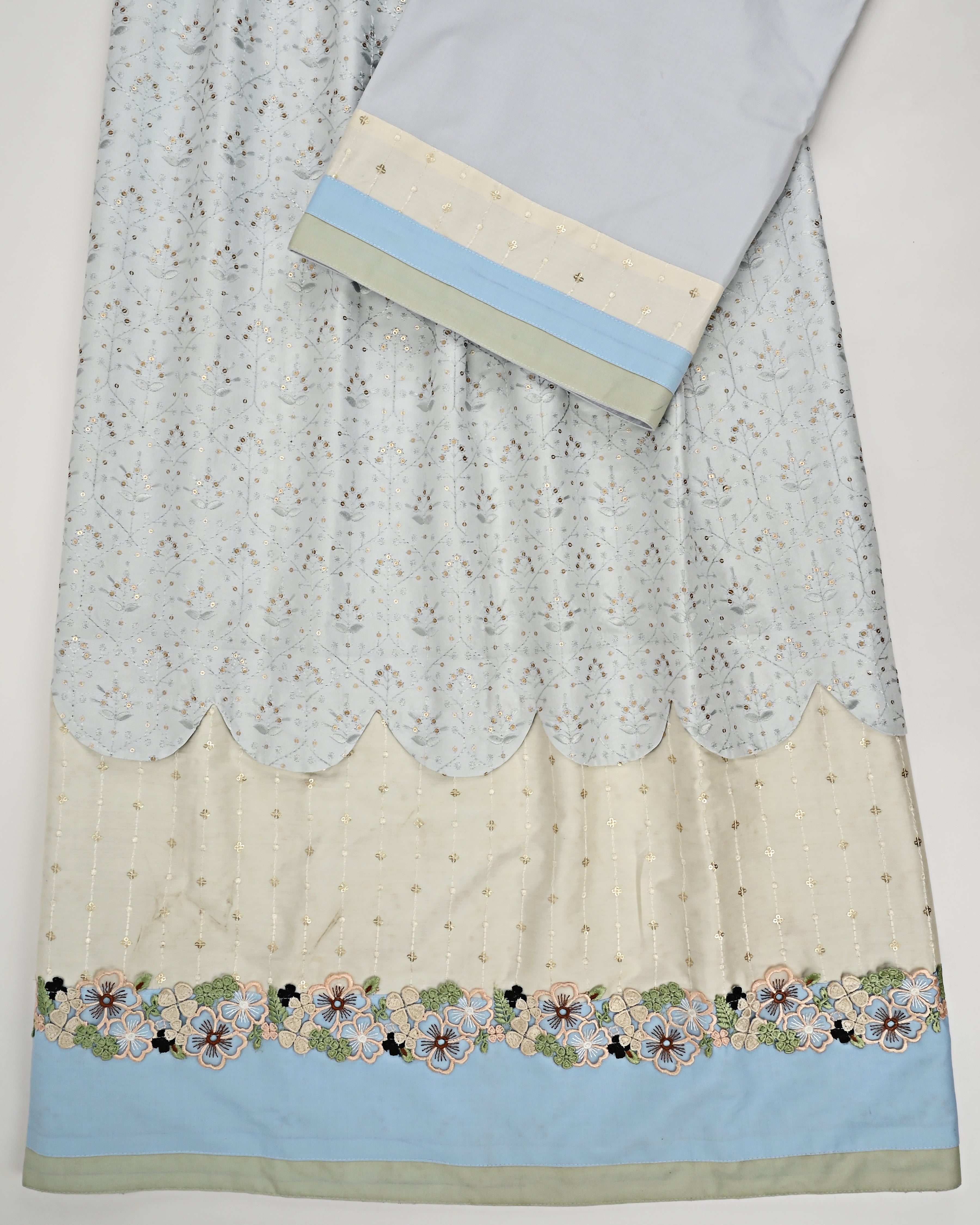 Light Grey Tikri Embroidery Rida With Smart Floral Design Lace