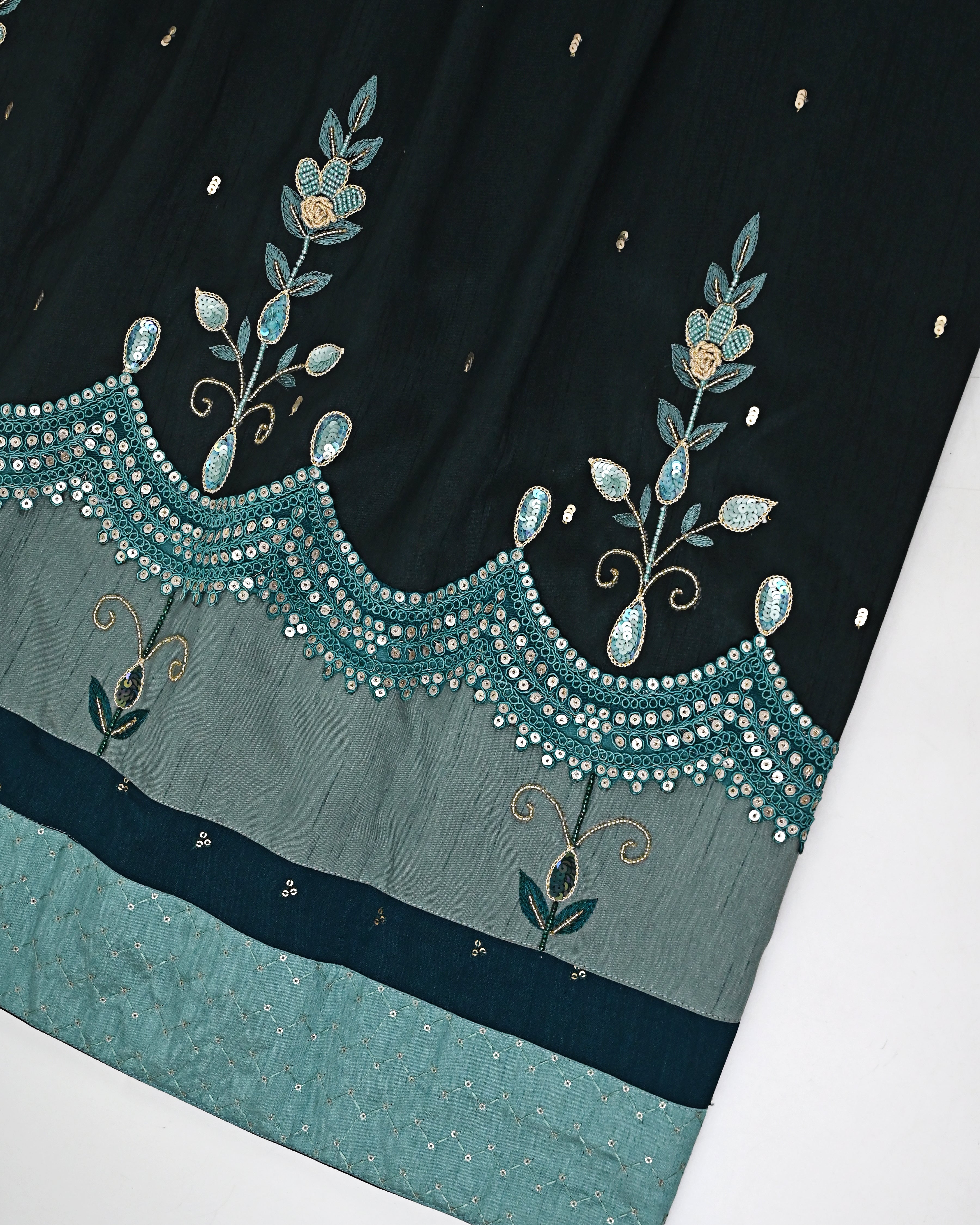 Dark Green Rida With Smart Panel Smart Lace & Floral Aari Work All Over Tikri