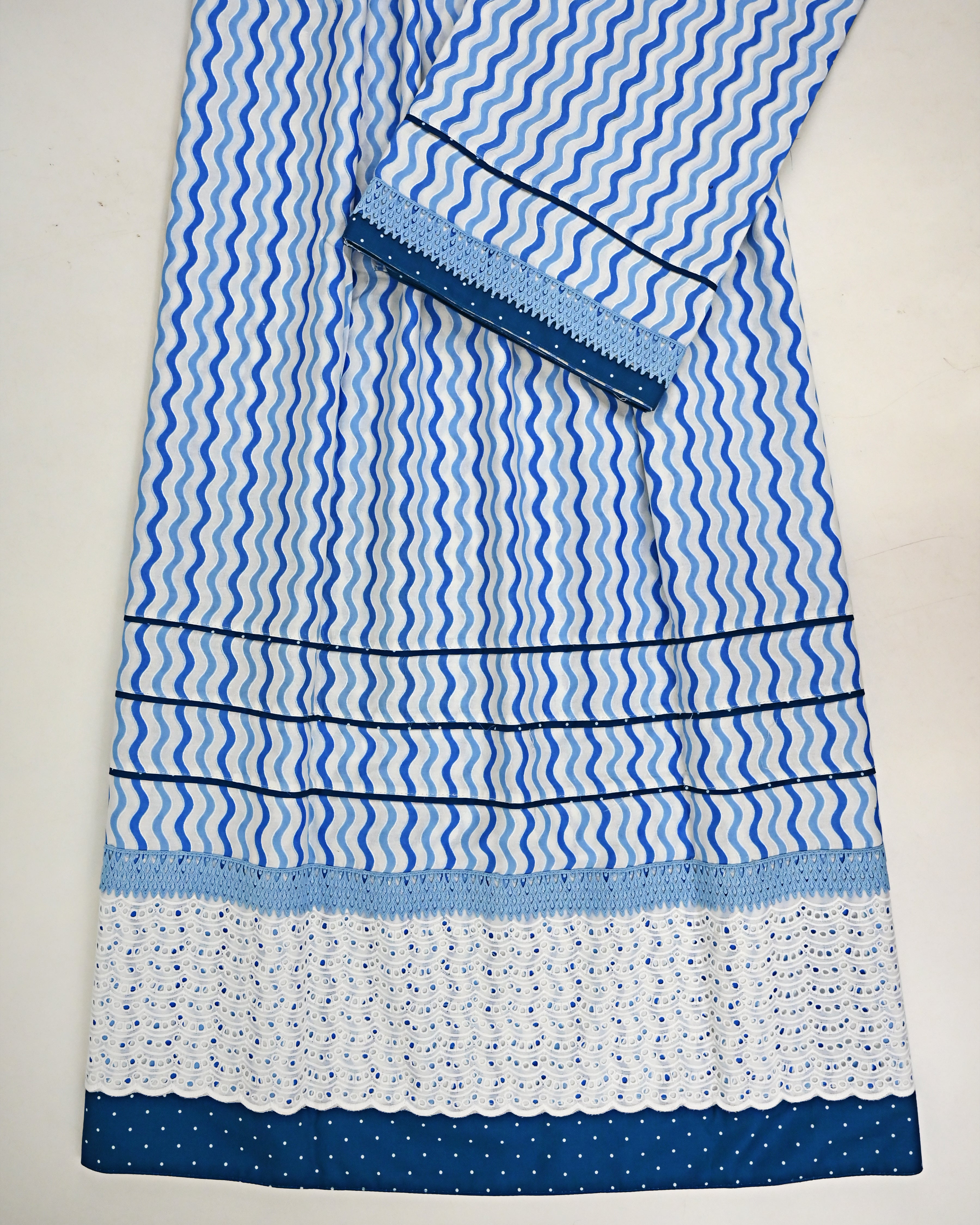 White & Blue Shade Waves Print Rida With Smart Lacing & Smart Pipin