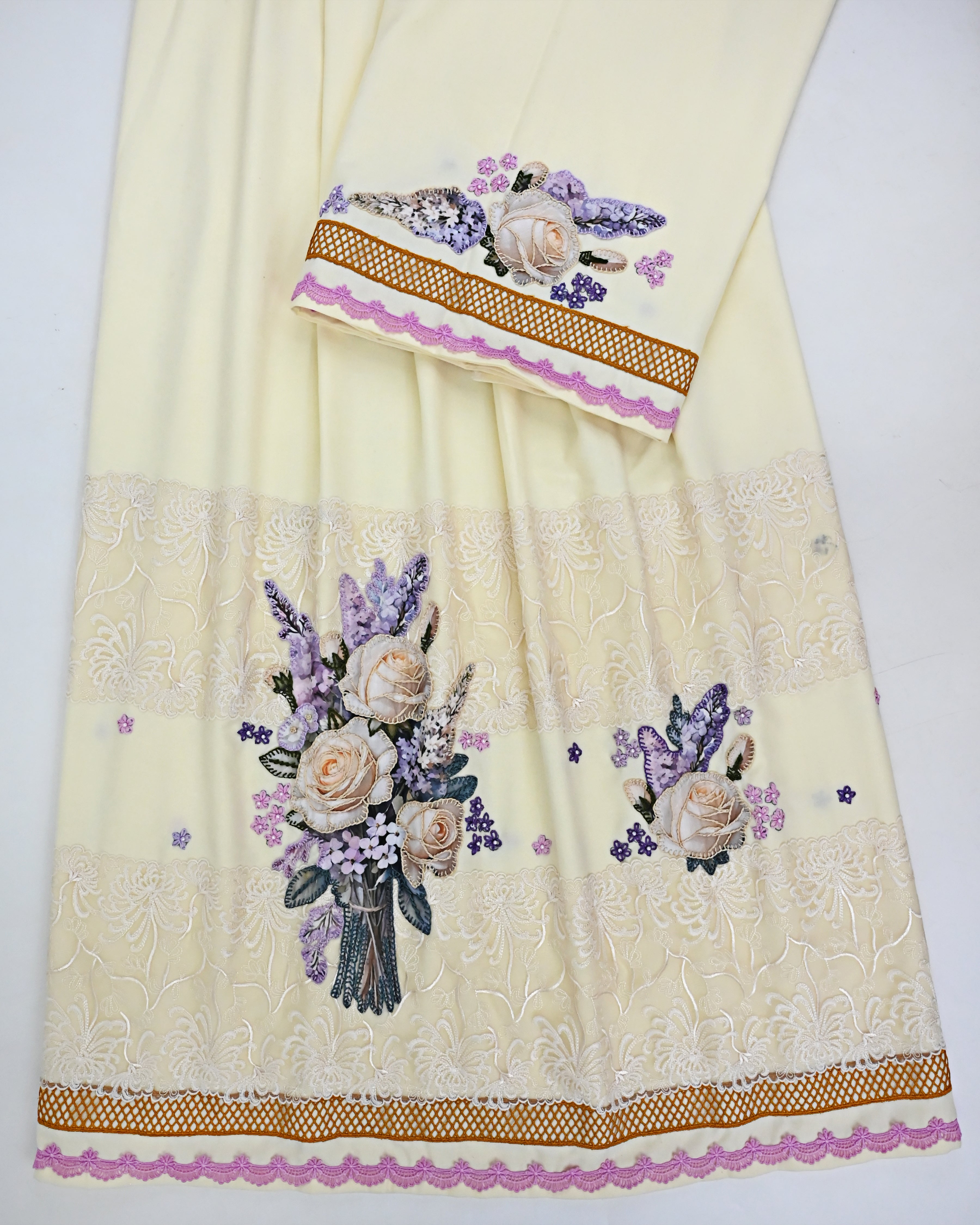 Ivory Rida With Smart Floral Lacing & Floral Applique Bunch on Lace & Pardi