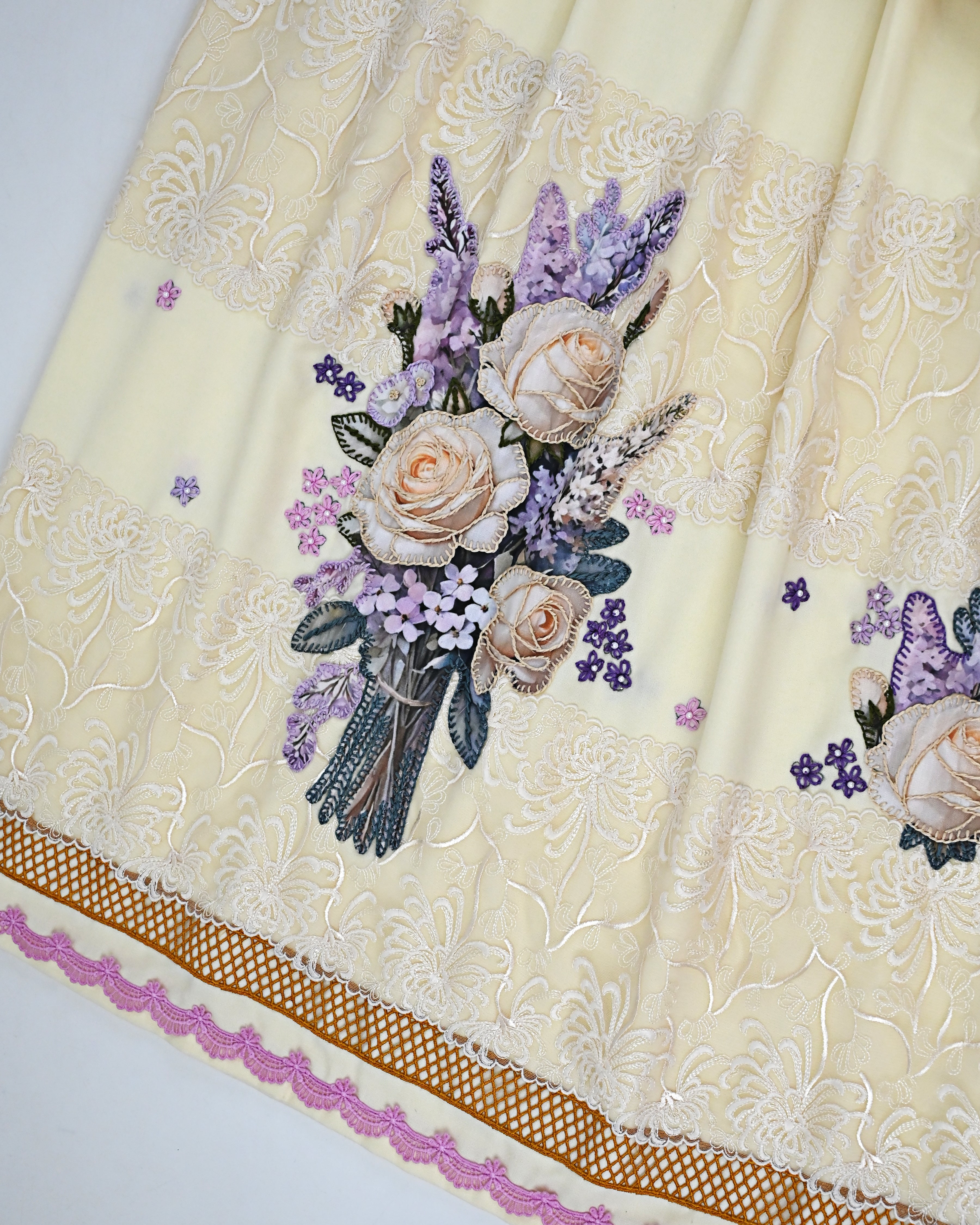 Ivory Rida With Smart Floral Lacing & Floral Applique Bunch on Lace & Pardi