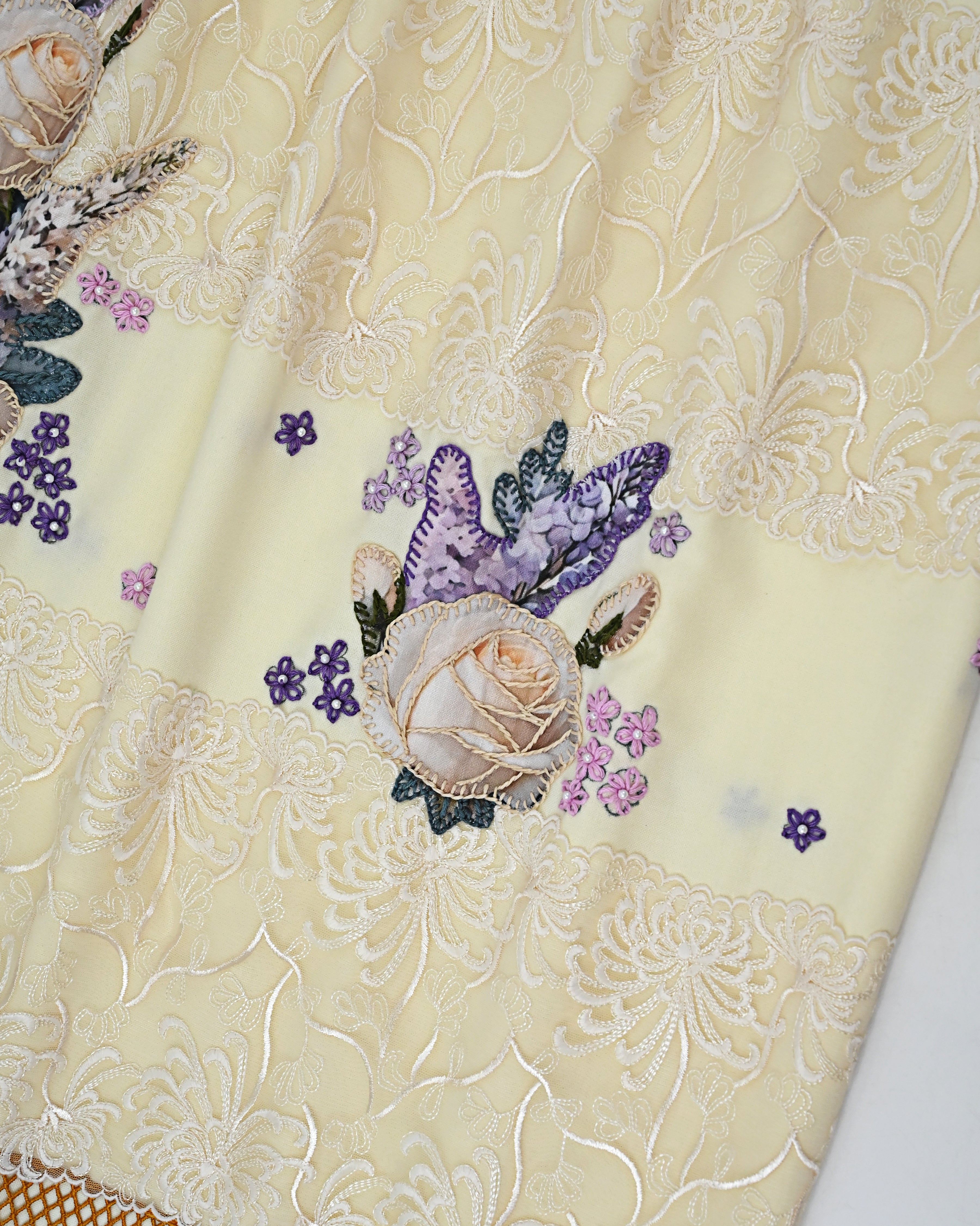 Ivory Rida With Smart Floral Lacing & Floral Applique Bunch on Lace & Pardi