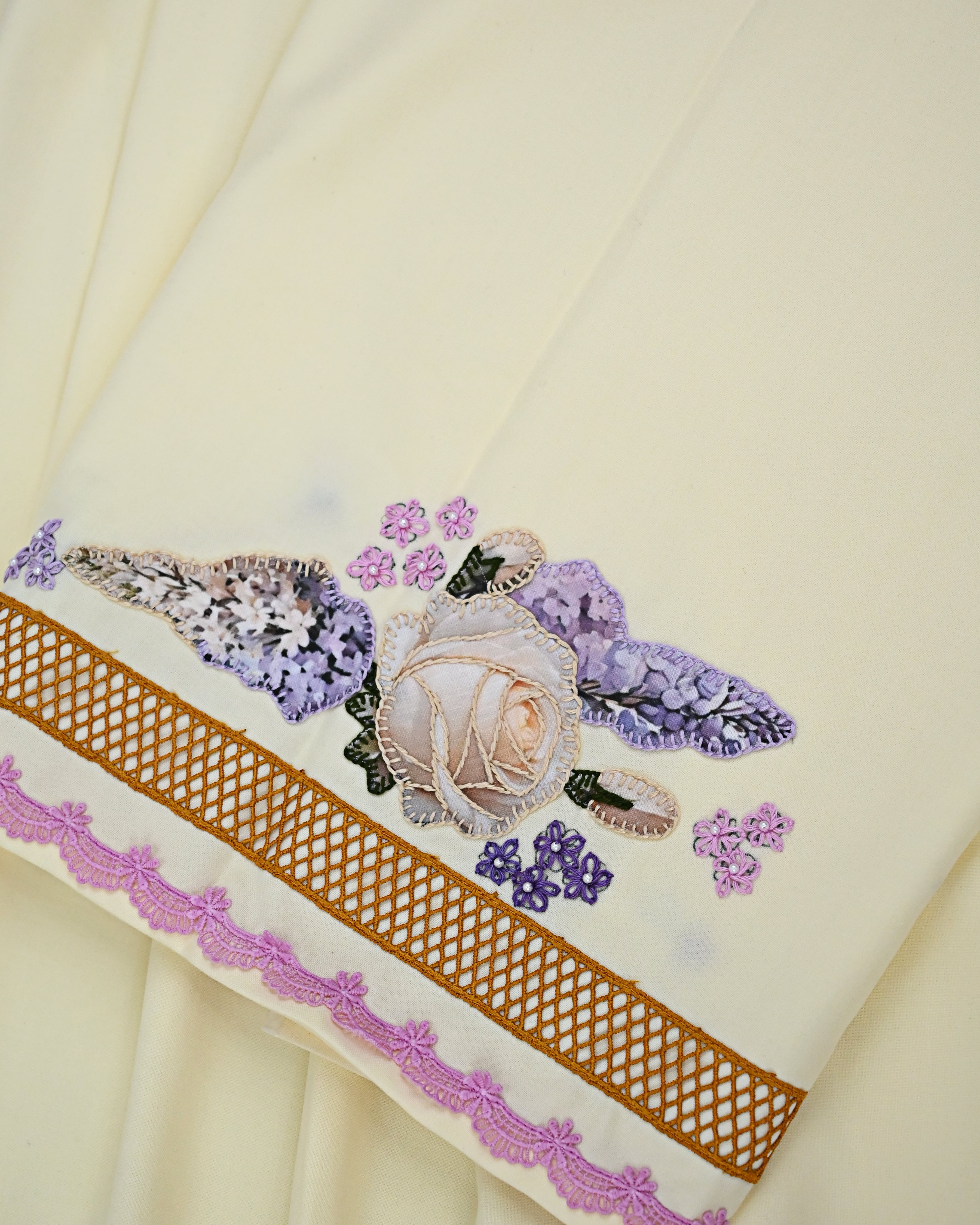 Ivory Rida With Smart Floral Lacing & Floral Applique Bunch on Lace & Pardi