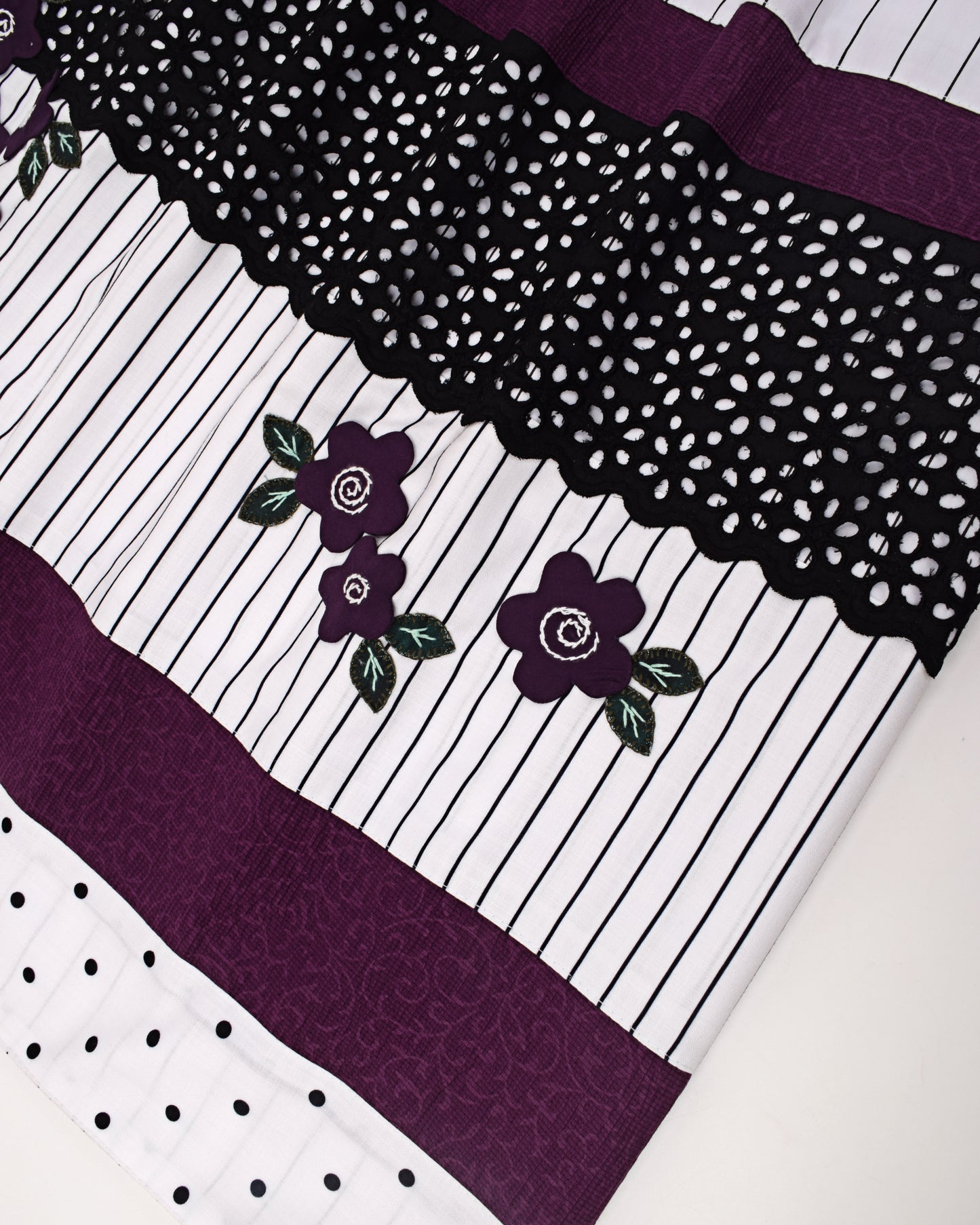 White Base Black Lining Rida With Smart Lace Dark Panel & Lite Floral Work