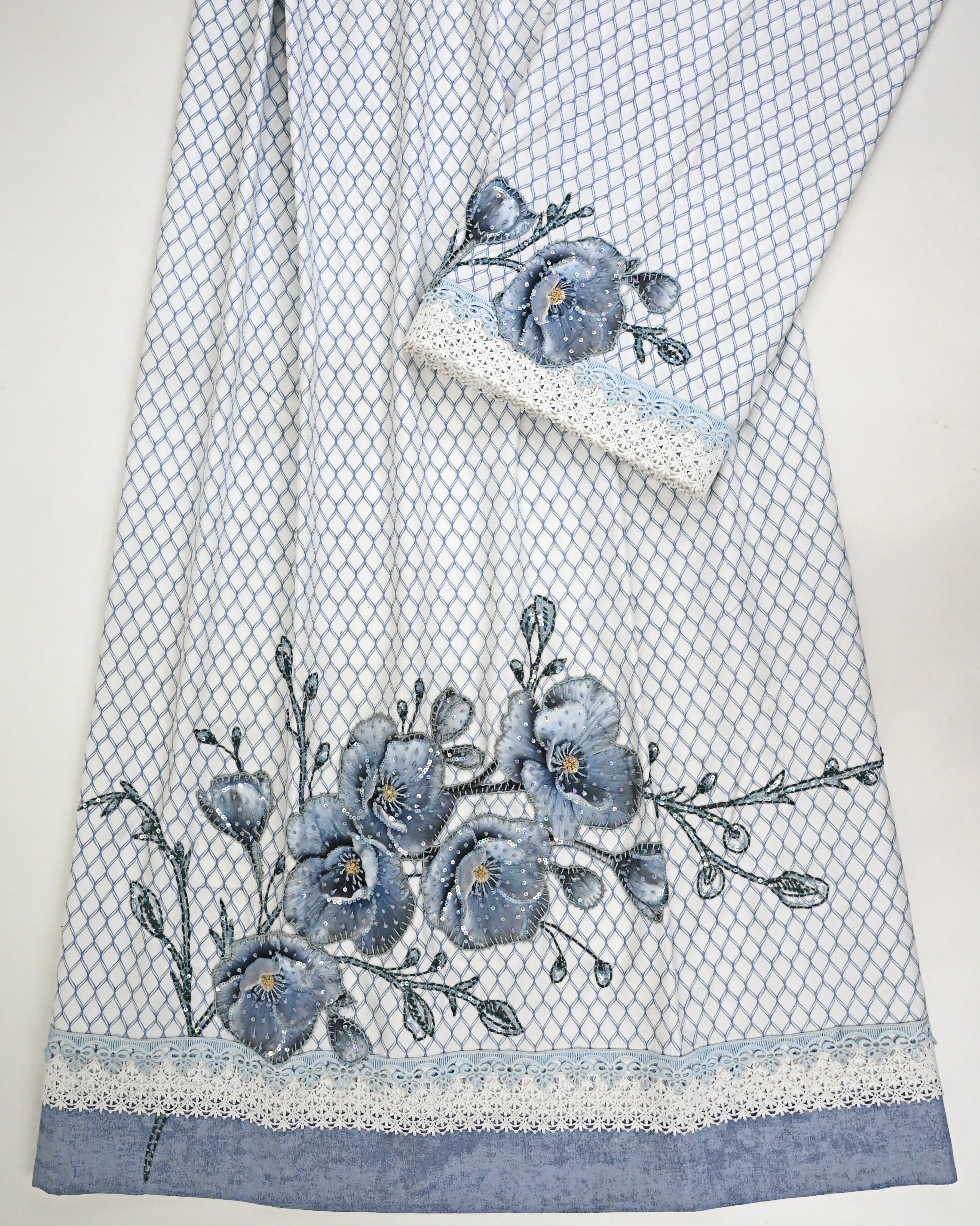 White Base Blue Print Rida With Smart Floral Applique Aari Work & Smart Panel Lace
