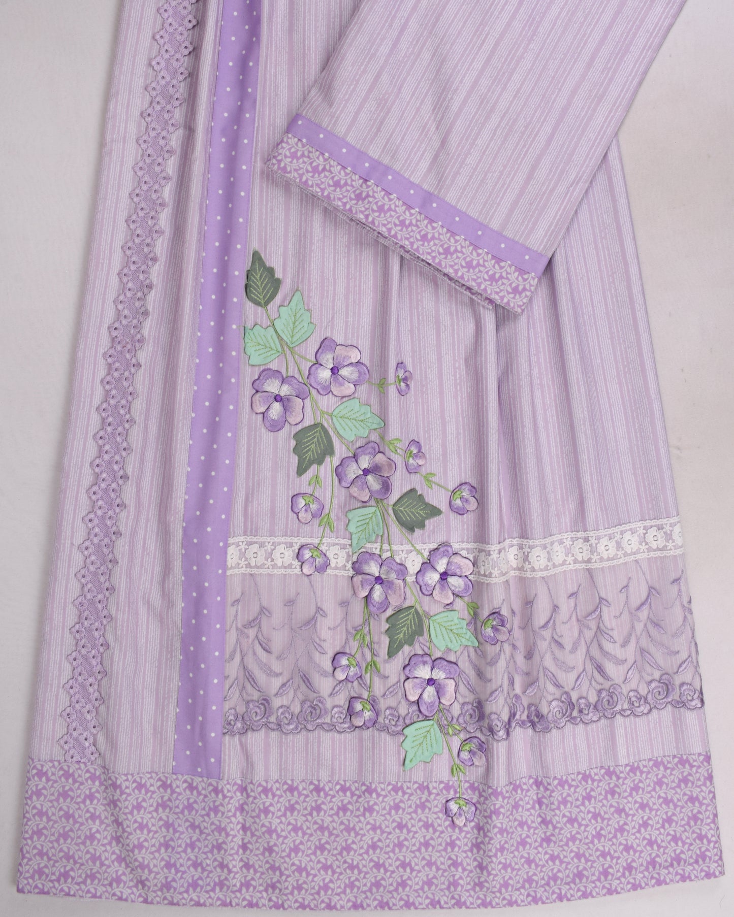 Light Purple Rida With Smart Lace Panel & Floral Applique Work