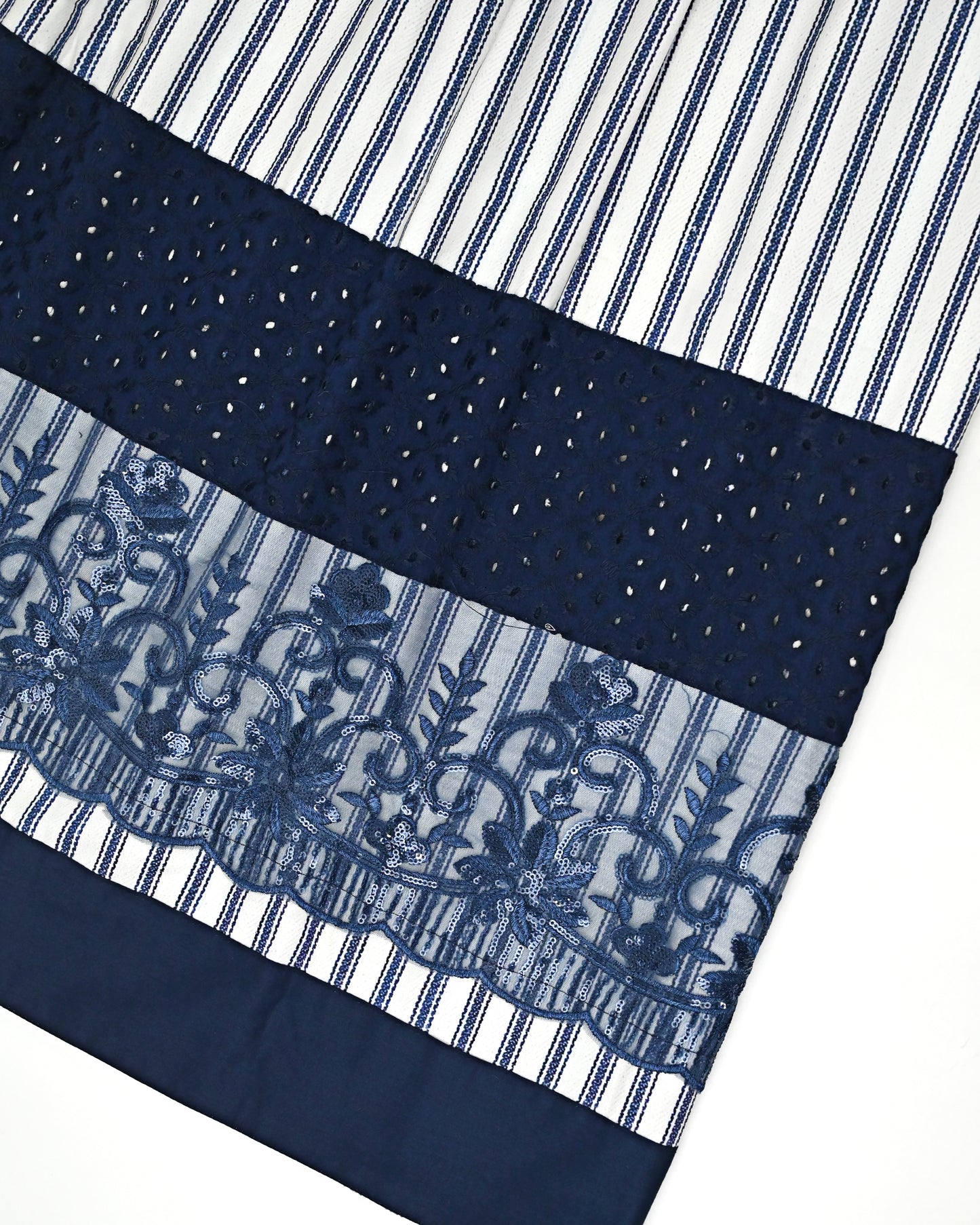 White Base Navy Blue Lining Rida With Smart Navy Hakoba Panel & Smart Lace