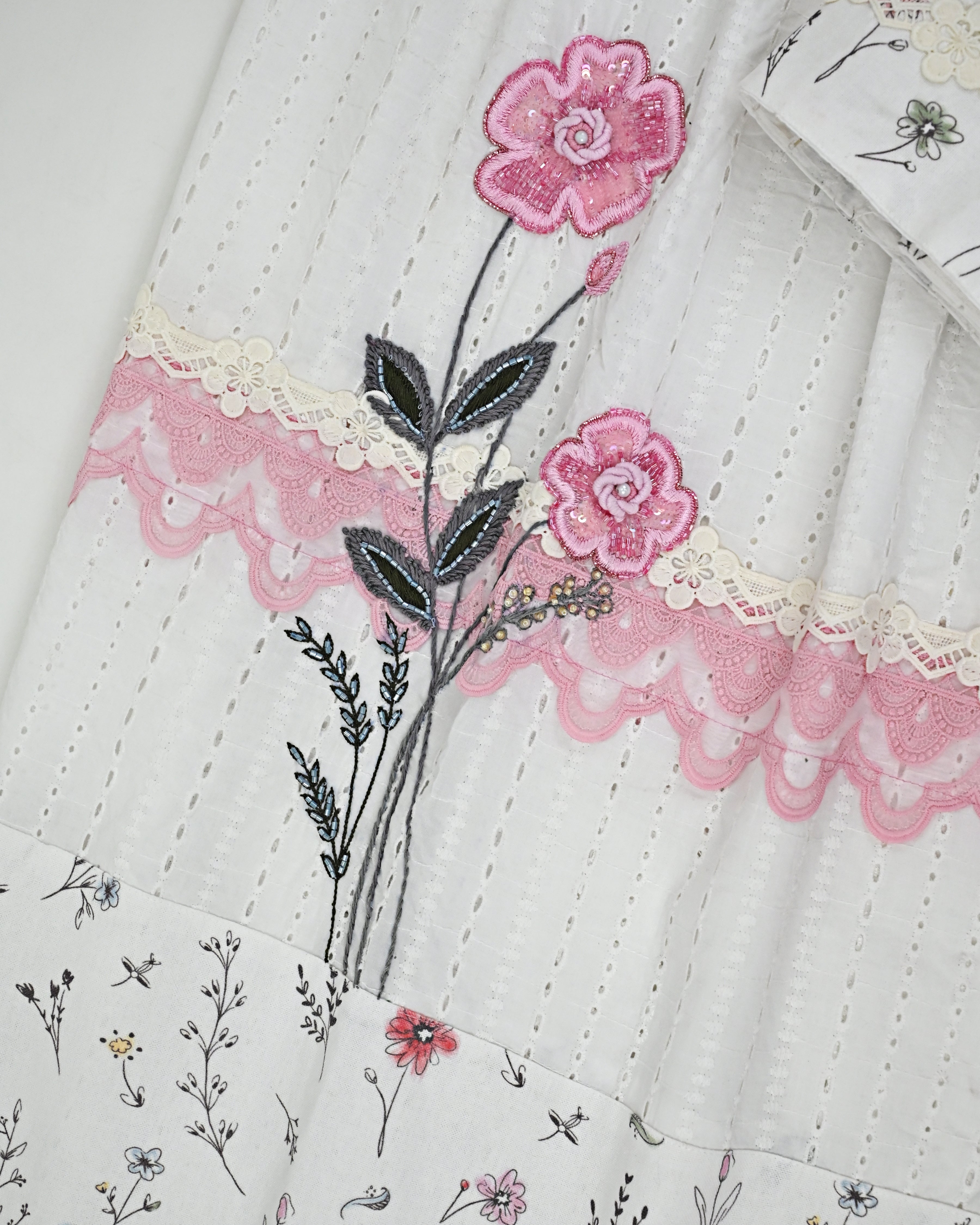 White Heavy Material Rida With Floral Print Panel Floral Work & Lace