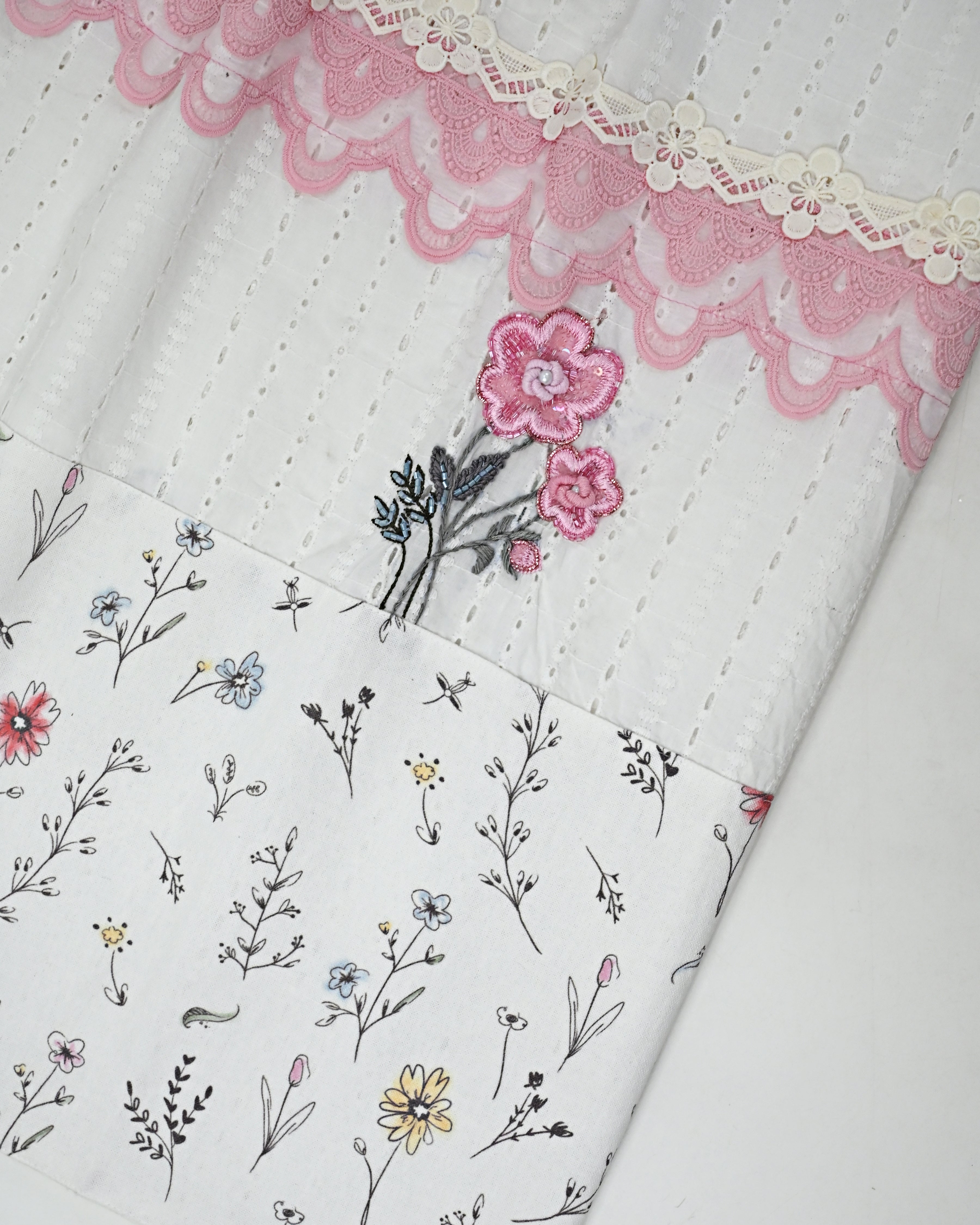 White Heavy Material Rida With Floral Print Panel Floral Work & Lace