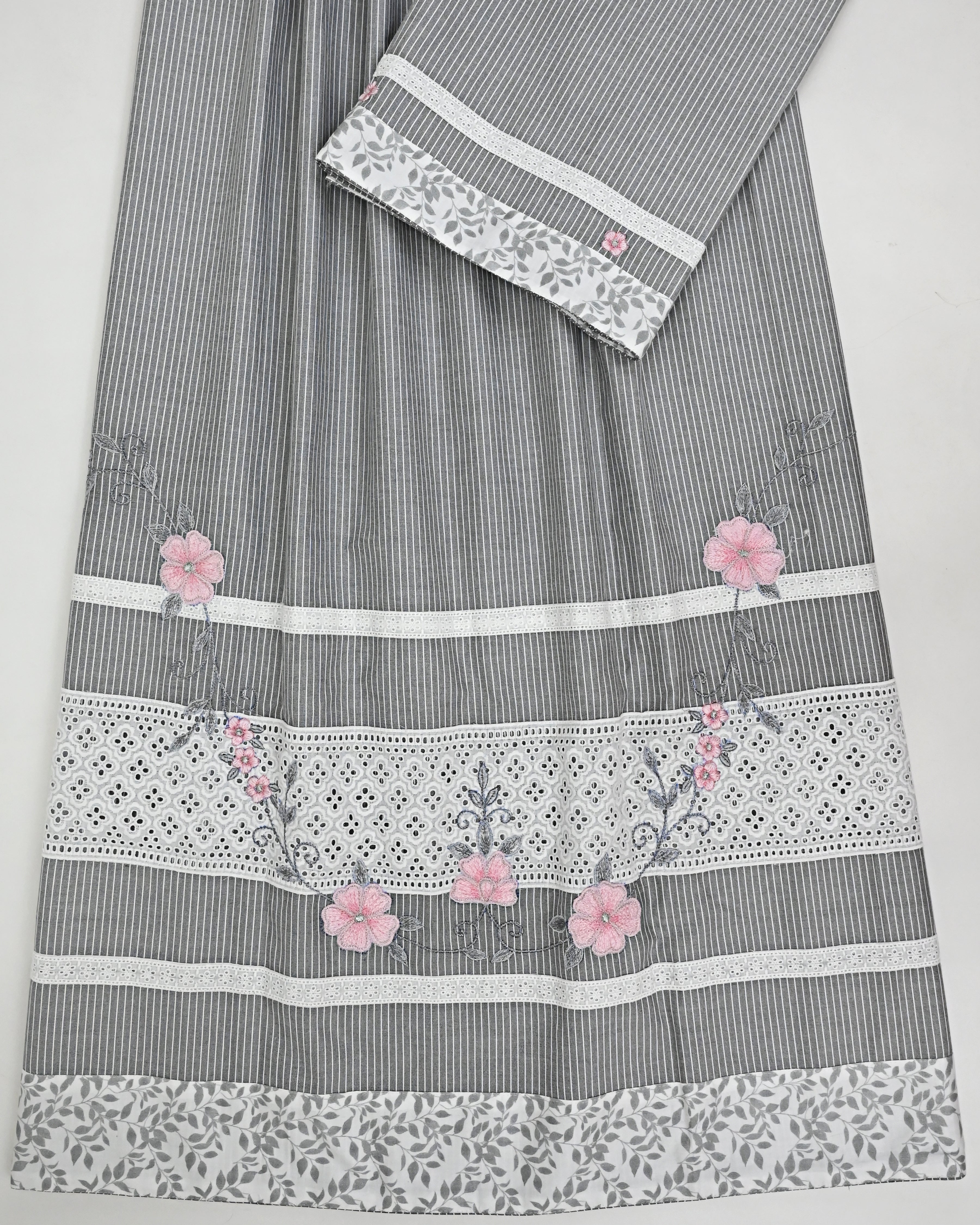 Grey Base White Lining Rida With Smart Lace & Floral Work