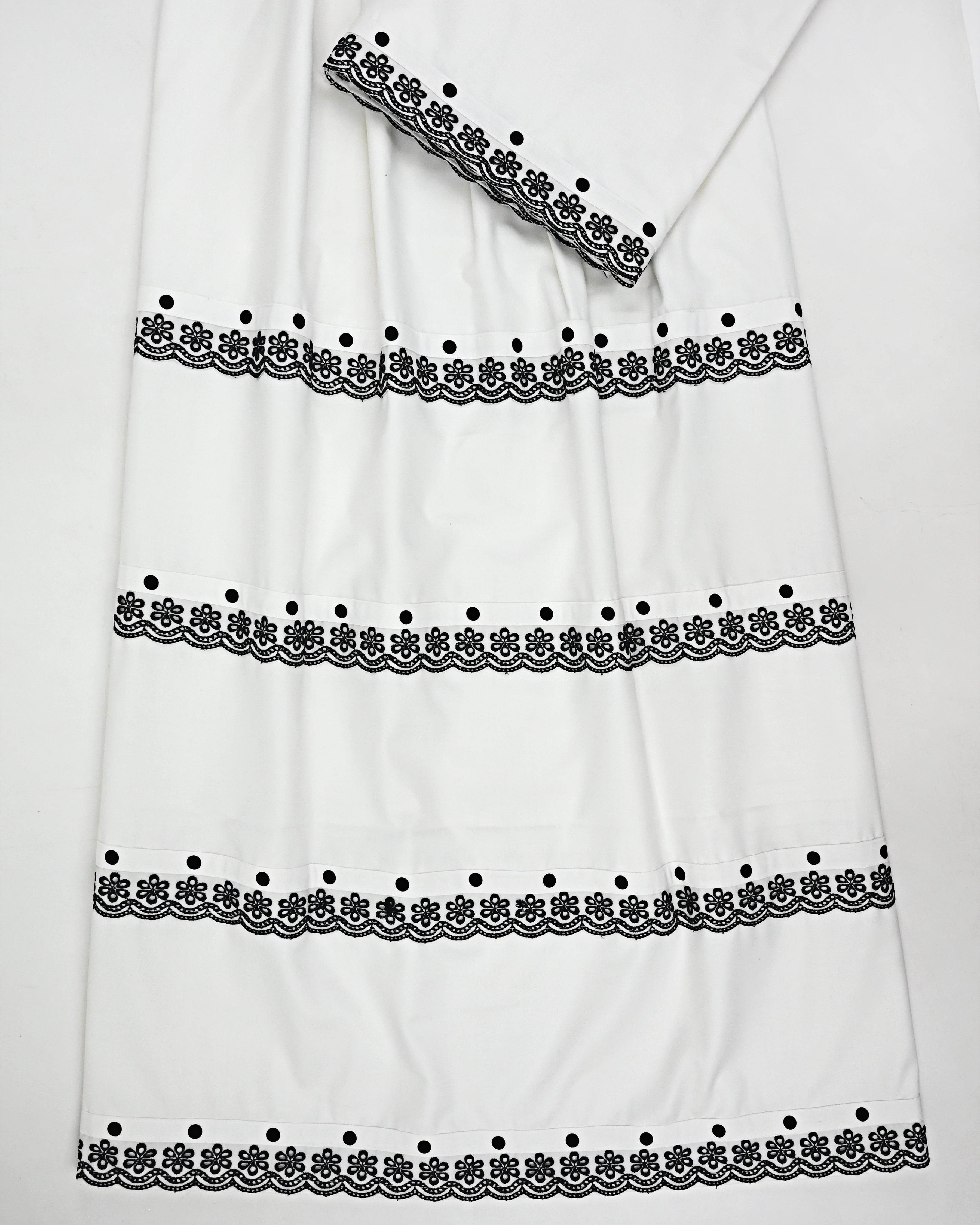 Milky White Rida With Smart Black Floral Lacing & Dots Patti-2350/-