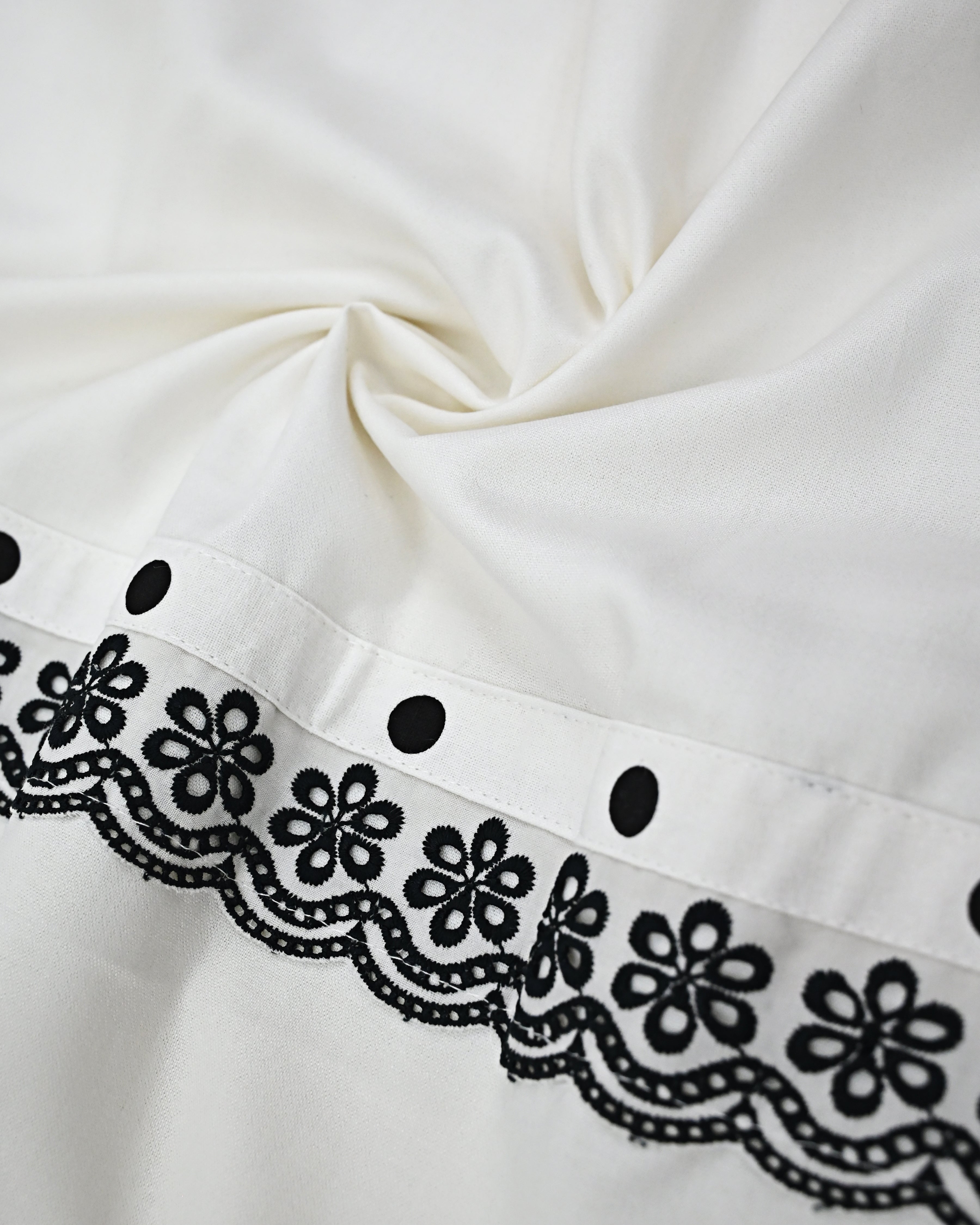 Milky White Rida With Smart Black Floral Lacing & Dots Patti-2350/-