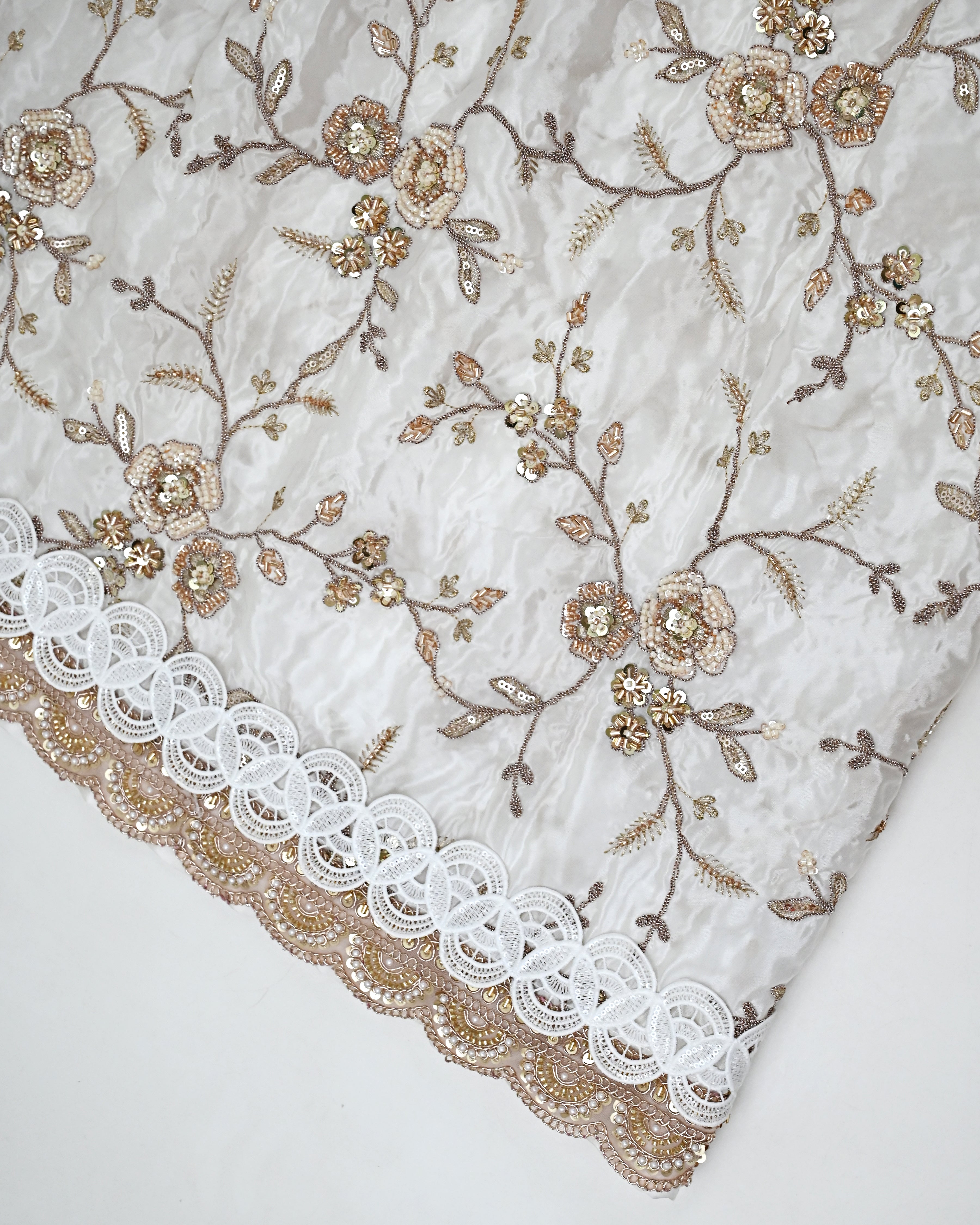 White Heavy Look Material Rida With Heavy Look Lace
