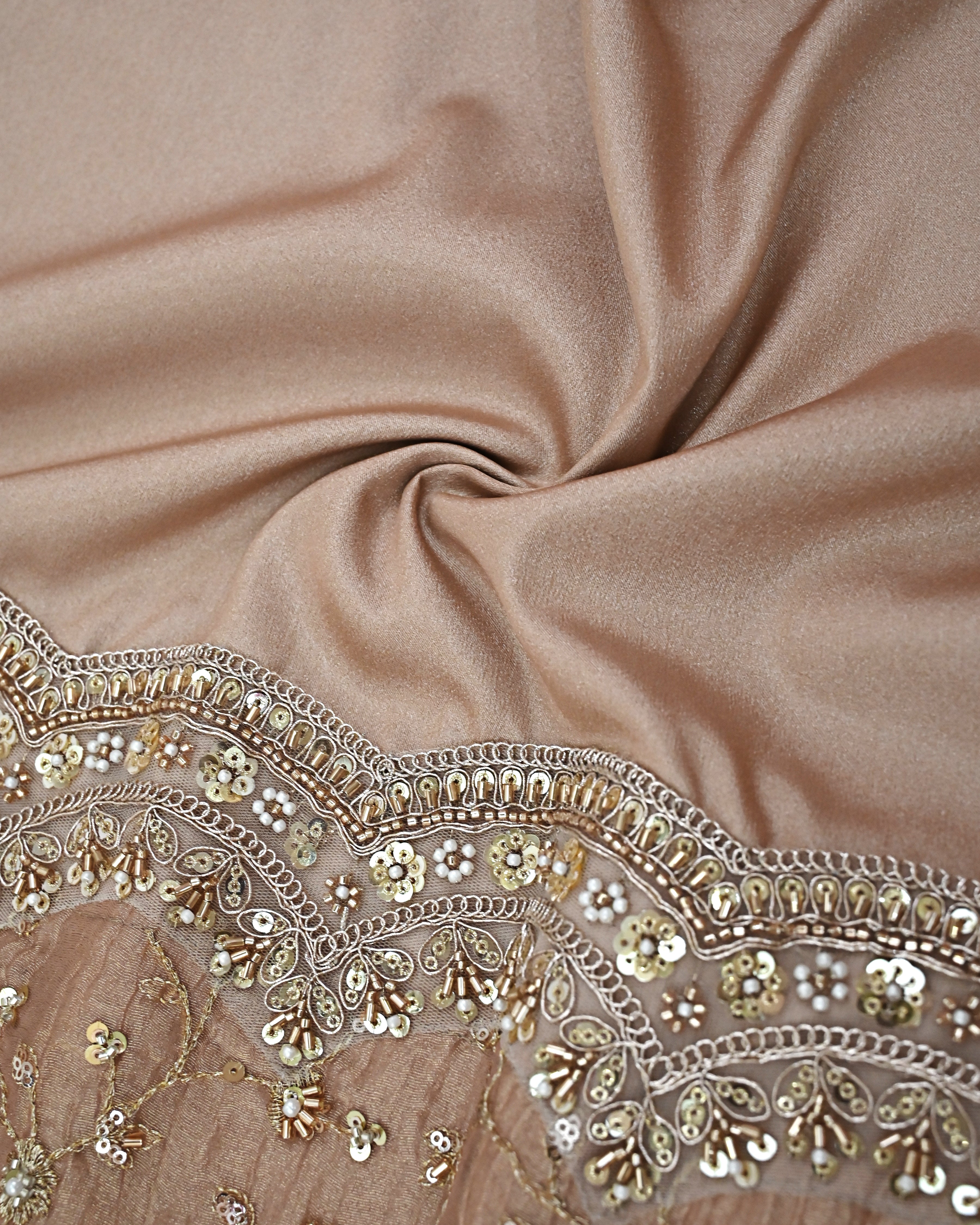 Golden Full Aari Work Rida With Heavy Look & Heavy Lace-3500/-