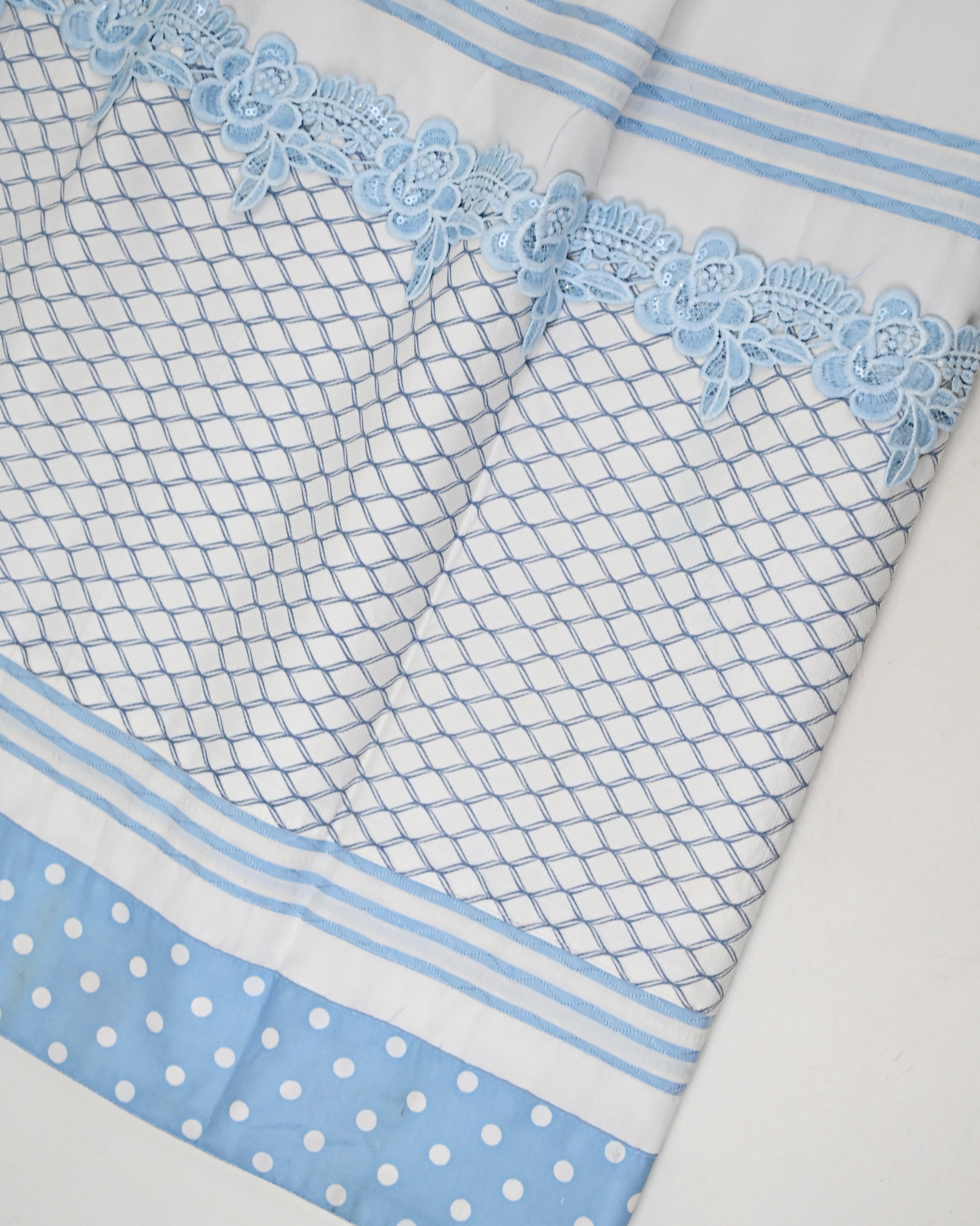 White Rida With Honey Comb Dots Panel & Smart Lace Patti