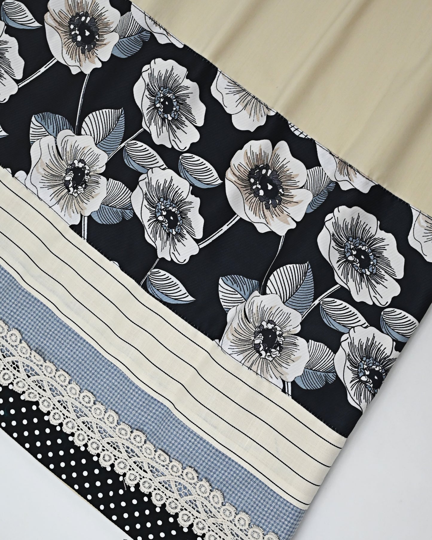 Ivory Rida With Smart Black White Floral Panel & Smart Lace Anchor Pattern