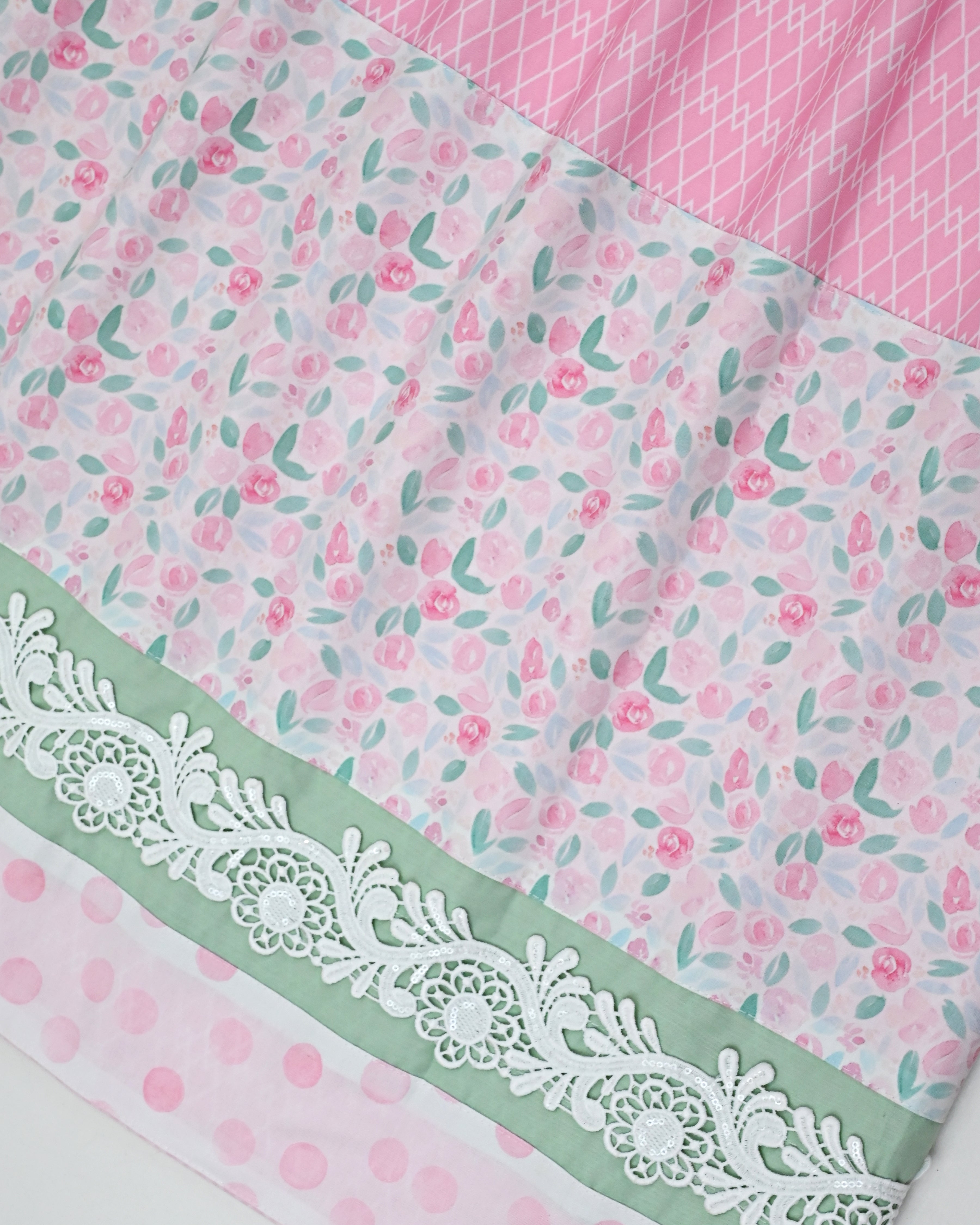 Soft Candy Pink Base Geometric Print Rida With Floral Panel & Smart Lace