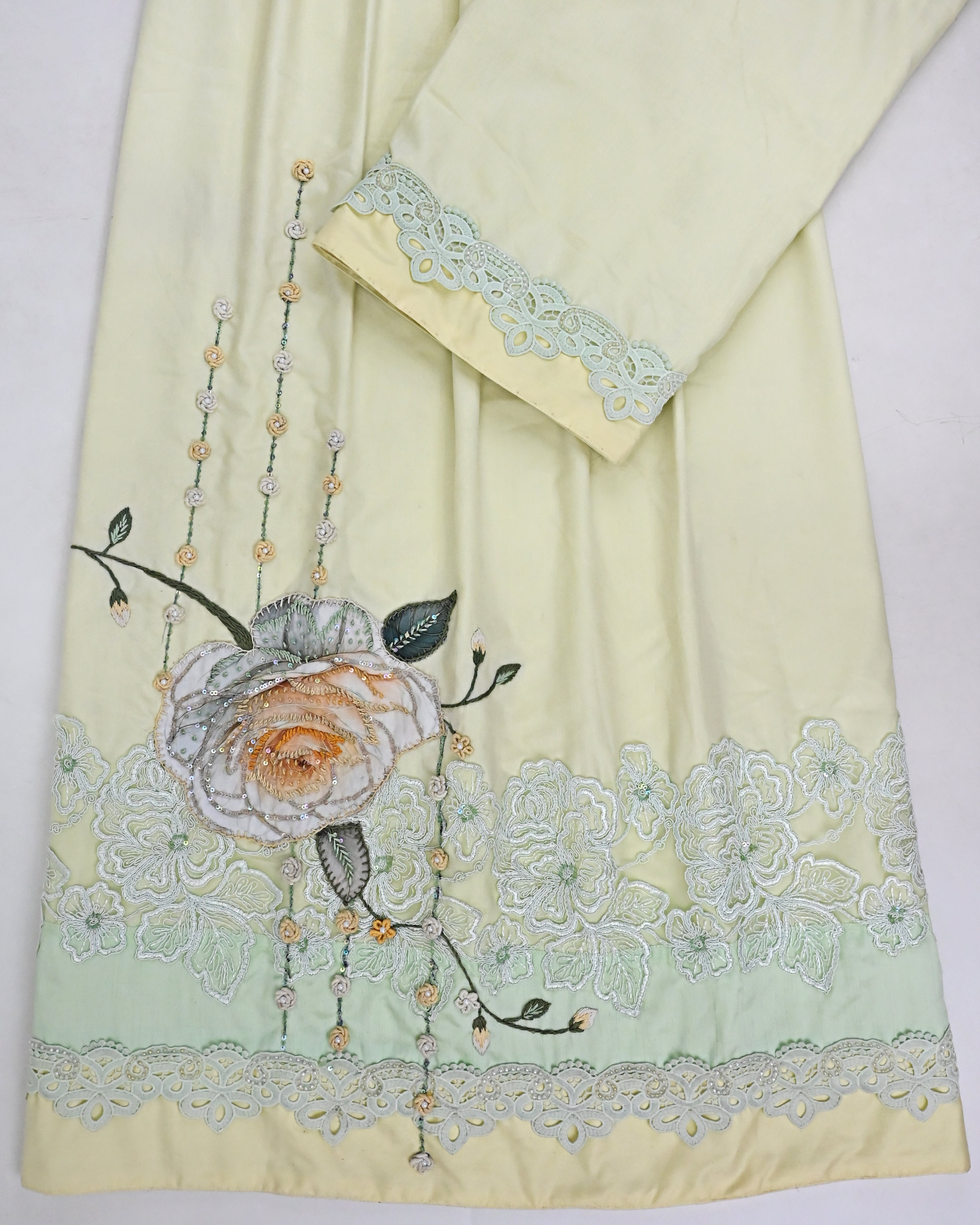 Lemon Yellow Rida With Floral Lace & Smart Floral Aari Work With Applique-3800/-