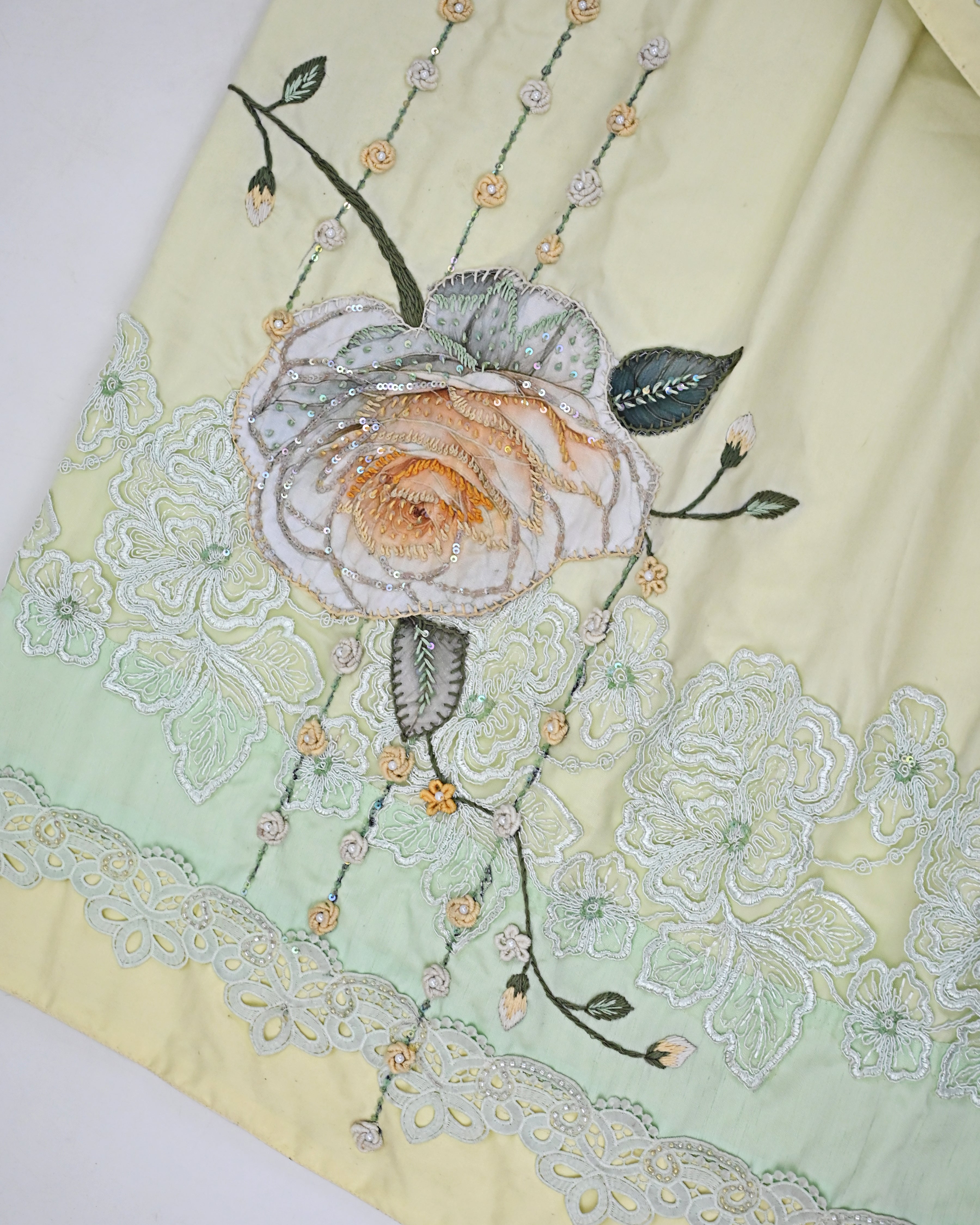 Lemon Yellow Rida With Floral Lace & Smart Floral Aari Work With Applique-3800/-