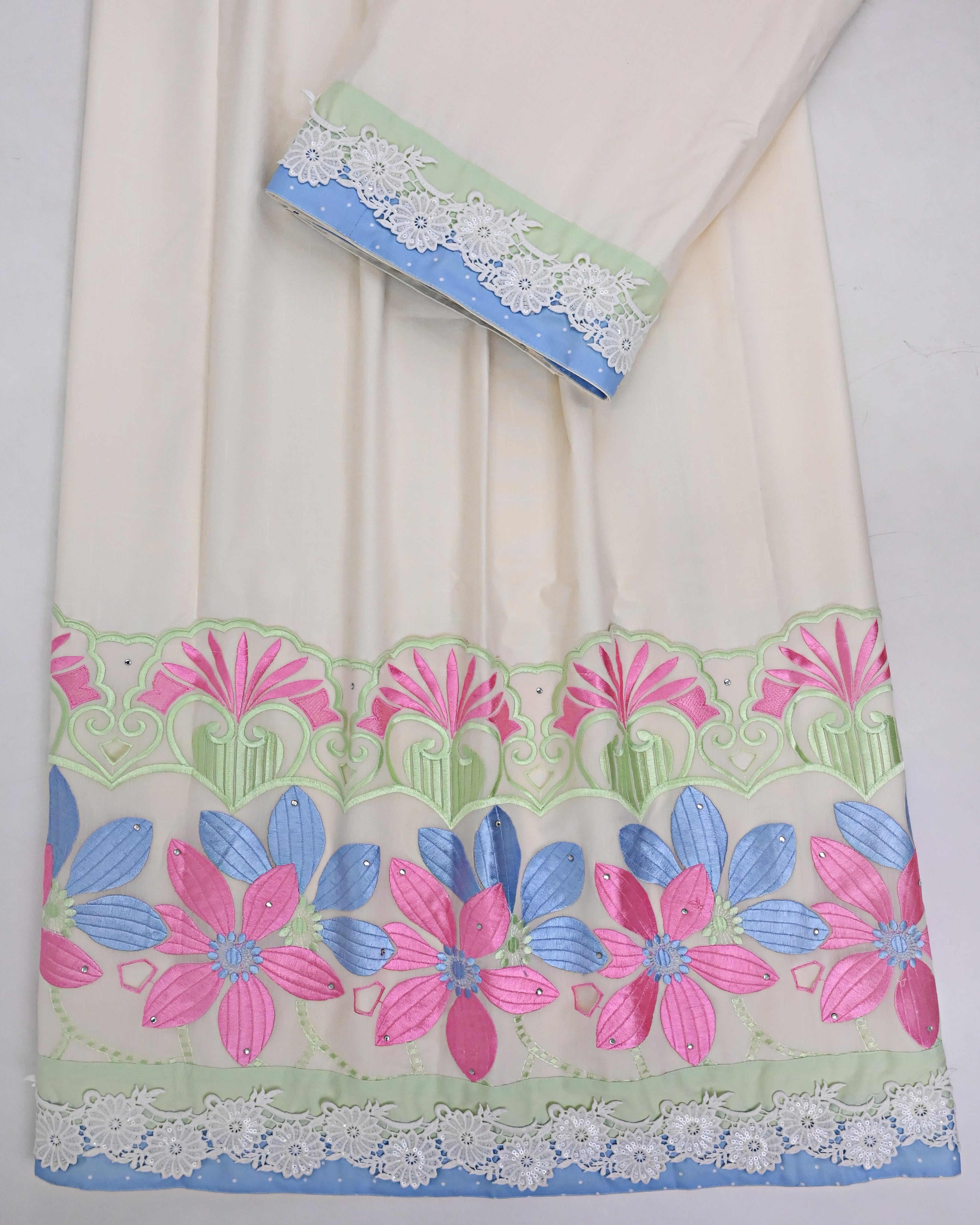 Ivory Rida With Multi Floral Lace & Smart Look White Lace