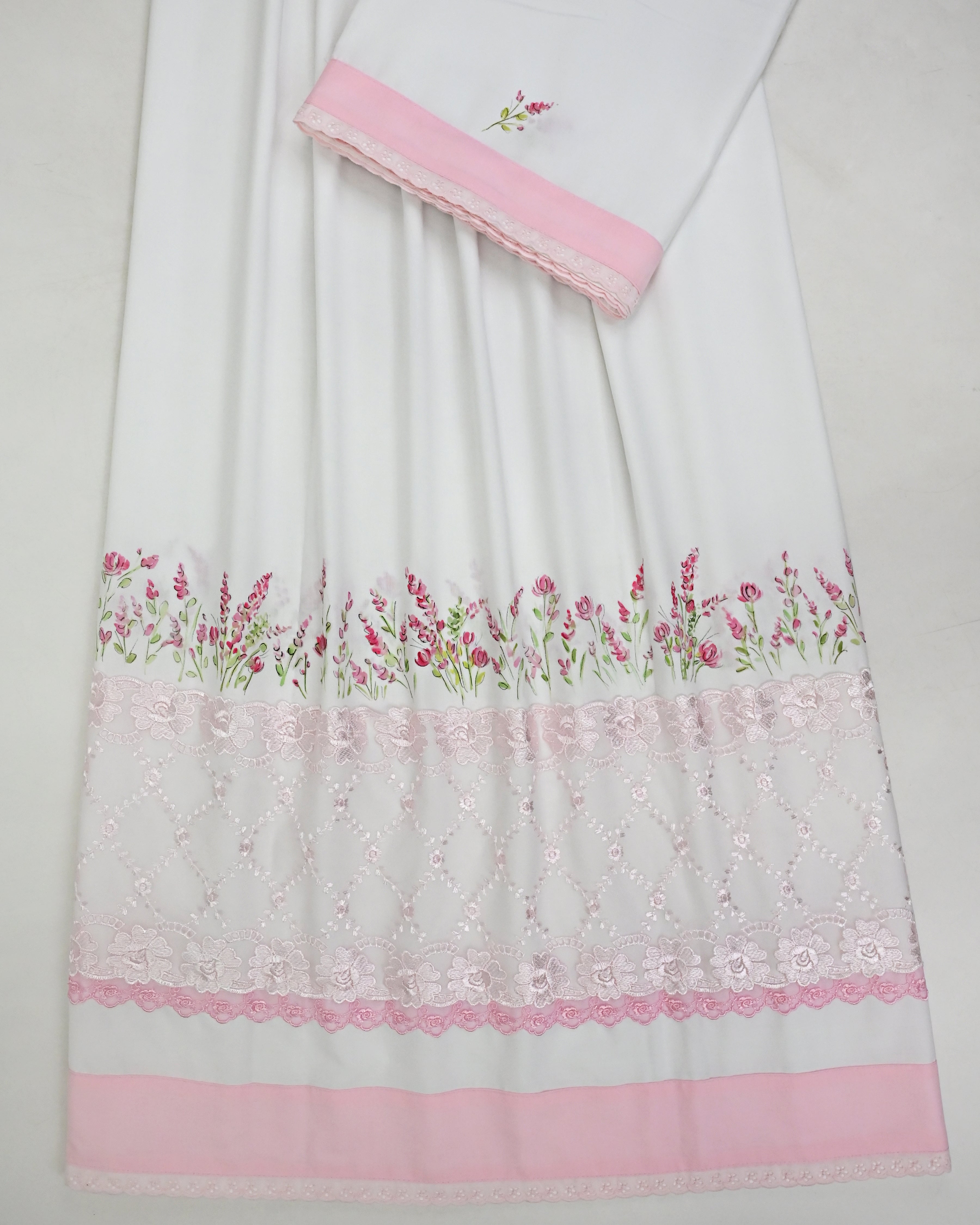 White Heavy Material Rida With Smart Floral Lace & Smart Hand Painting