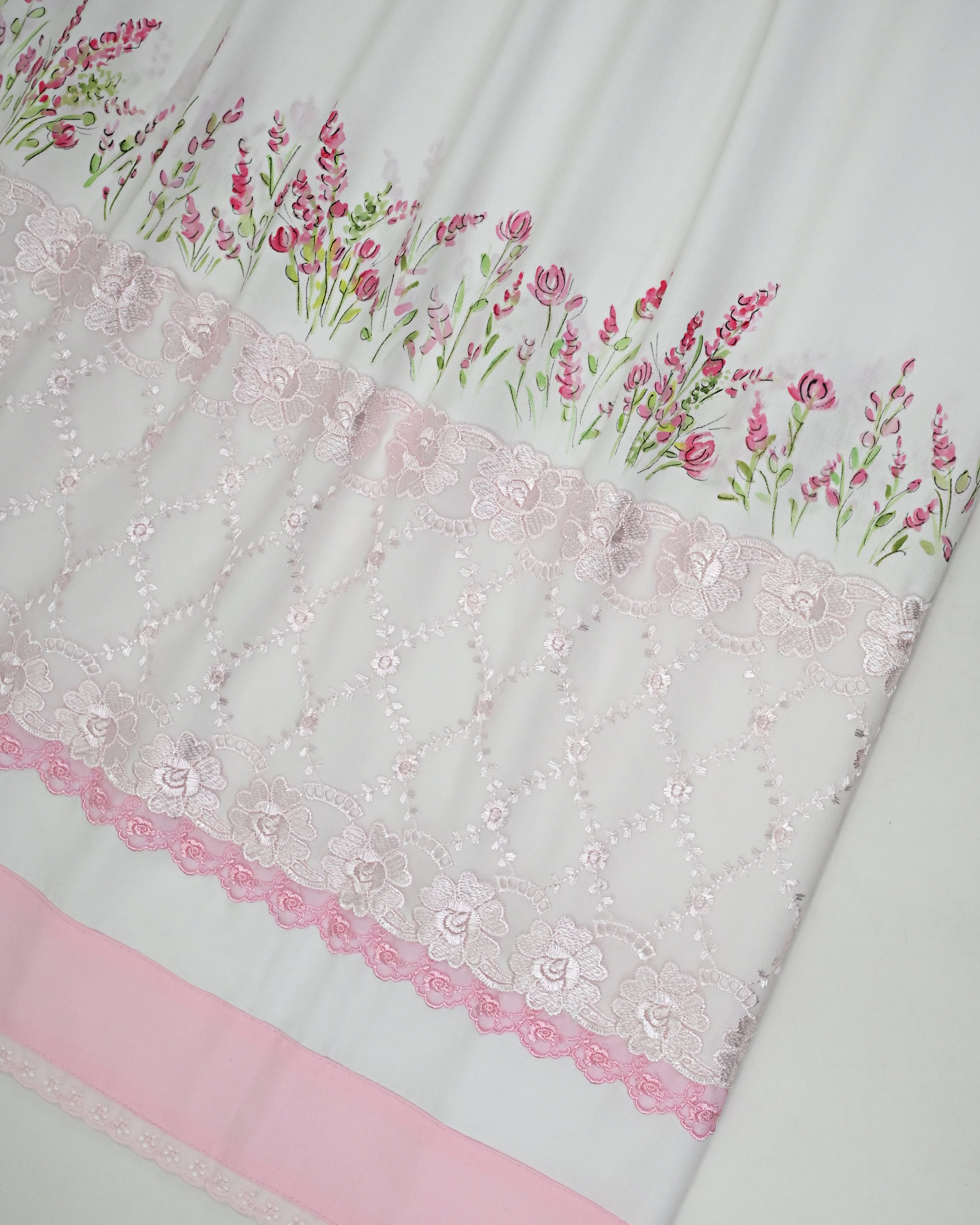 White Heavy Material Rida With Smart Floral Lace & Smart Hand Painting
