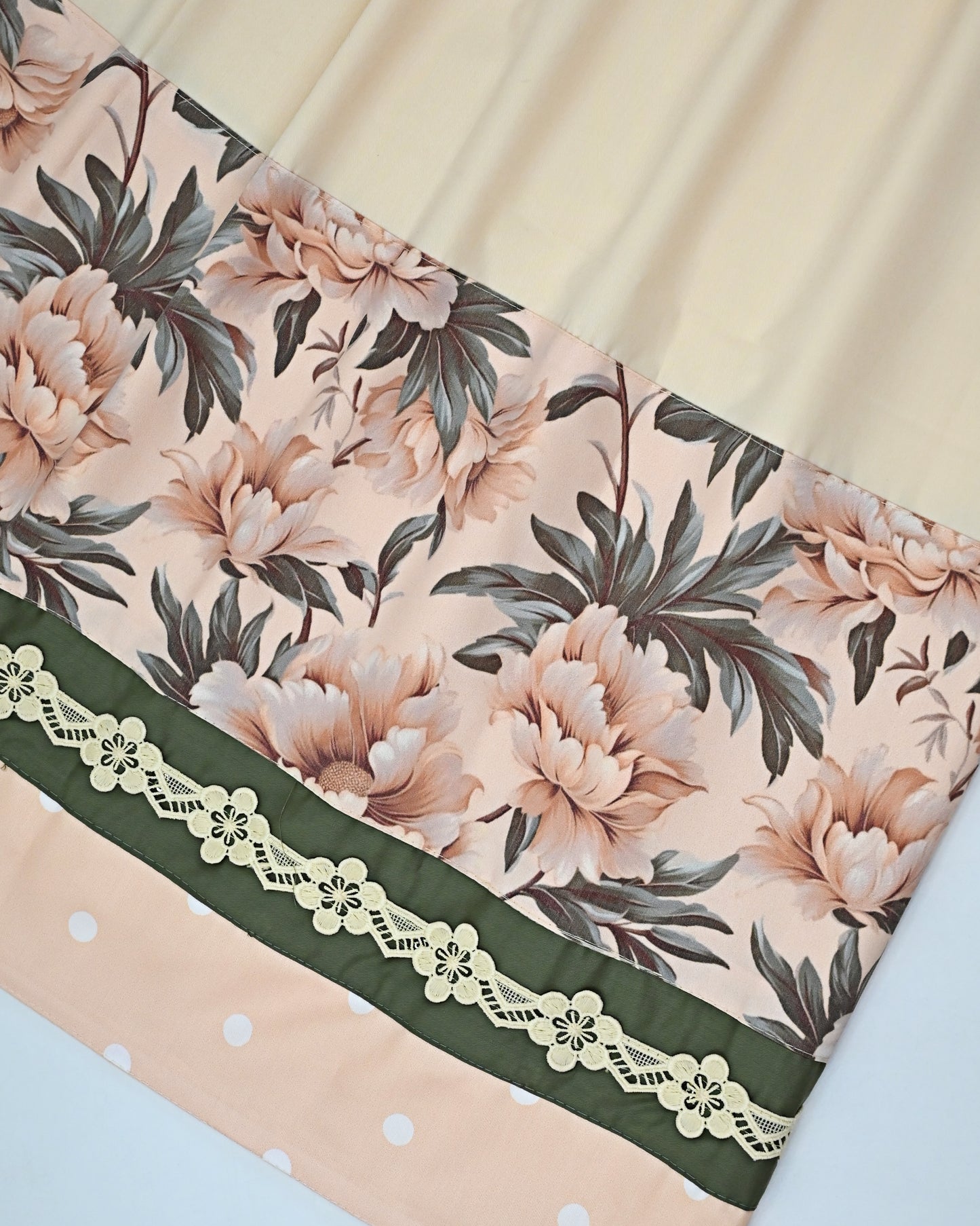 Cream Rida With Smart Floral Printed Panel & Smart Look Lace