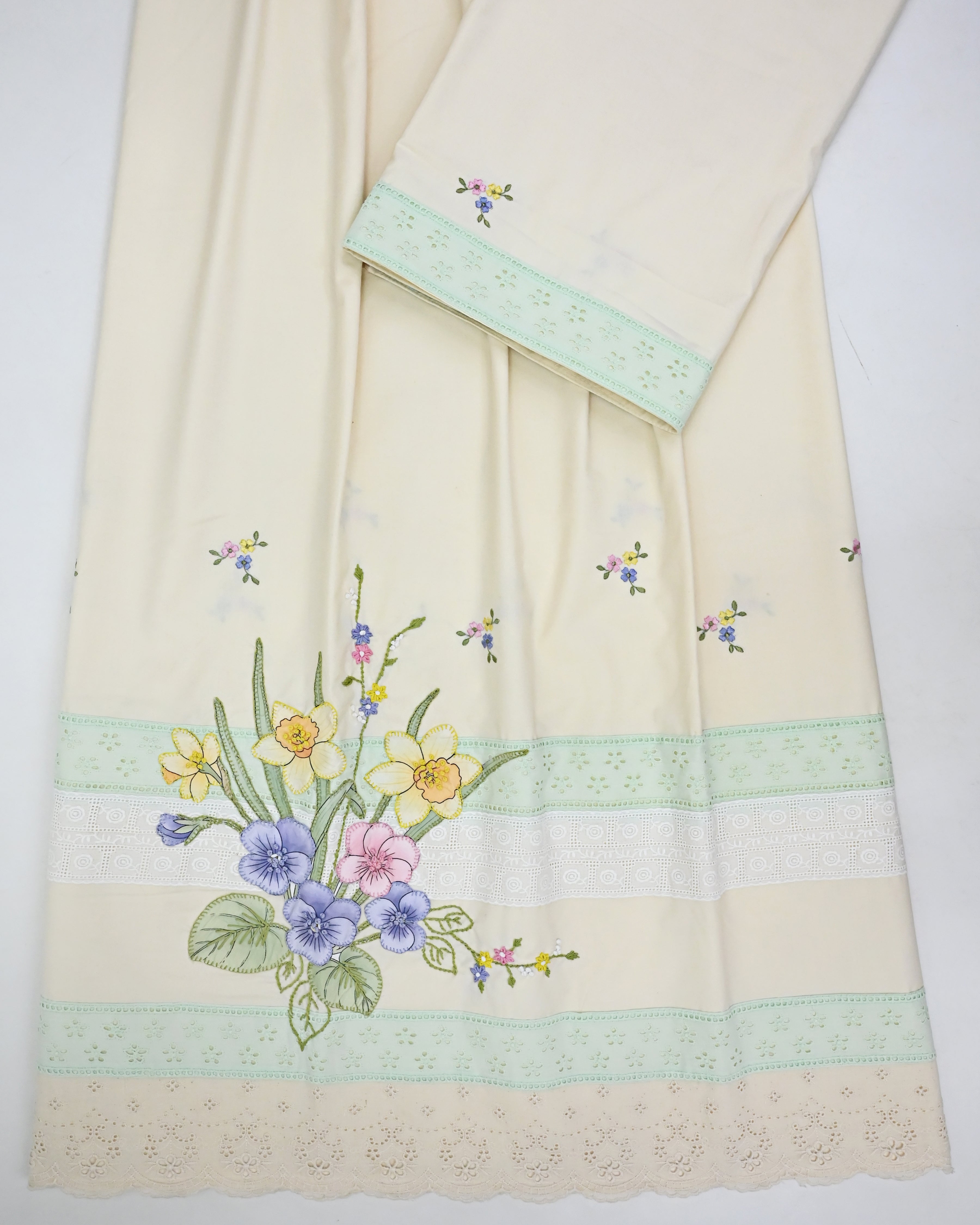 Off White Rida With Smart Lace Floral Work Bunch & All Over Floral Booties