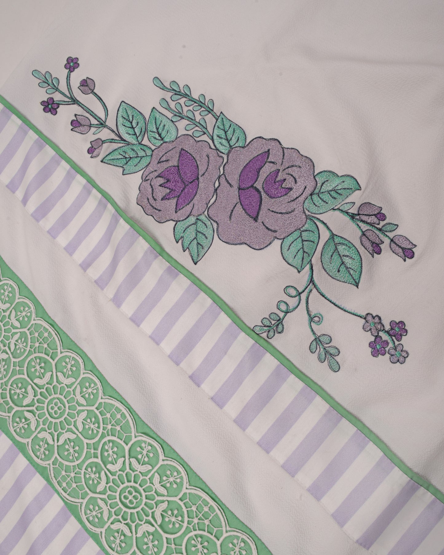White Rida With Smart Lace Panel & Floral Bunch In Middle