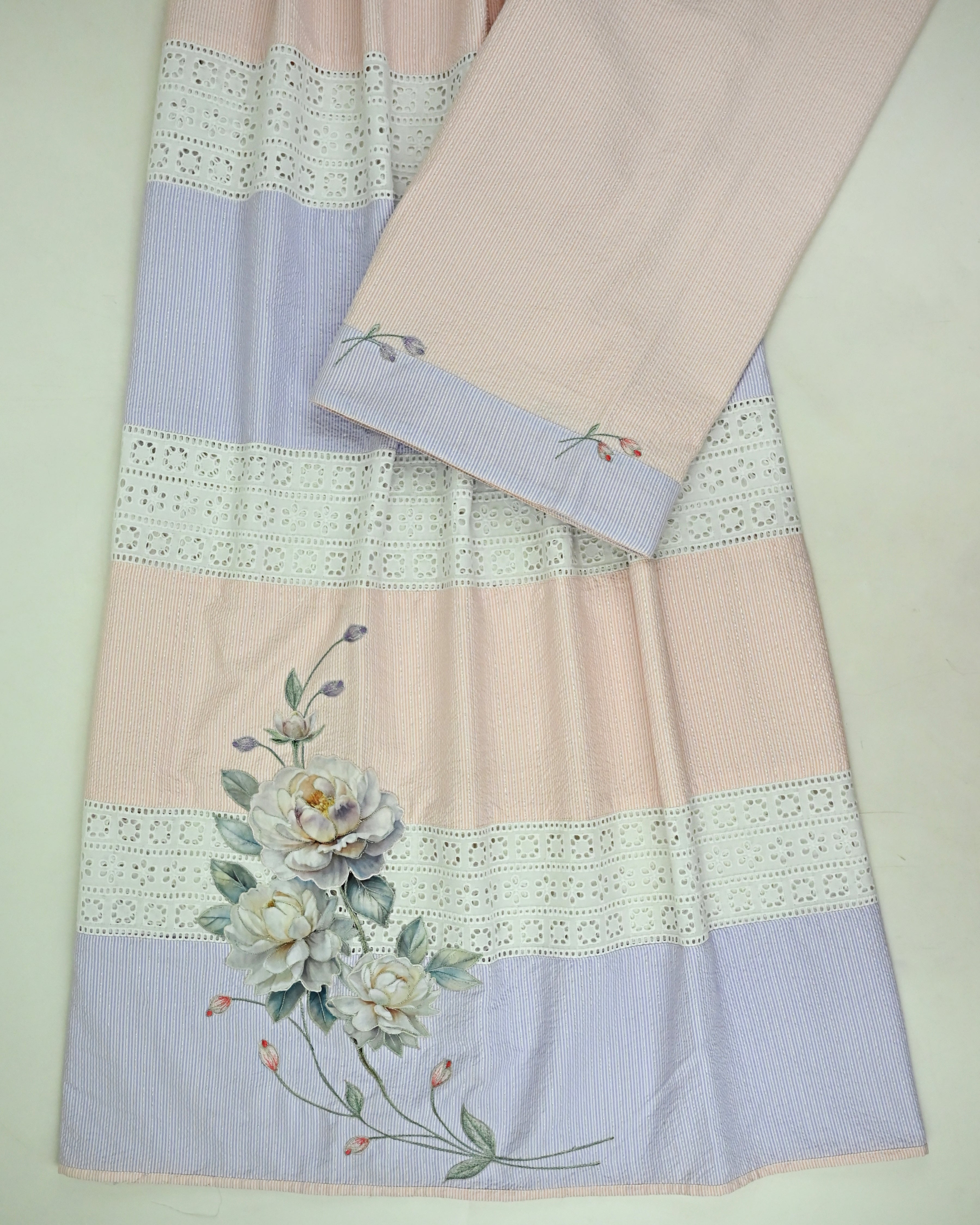 Purple Peach Popcorn Rida With Smart White Lace & Floral Applique Work