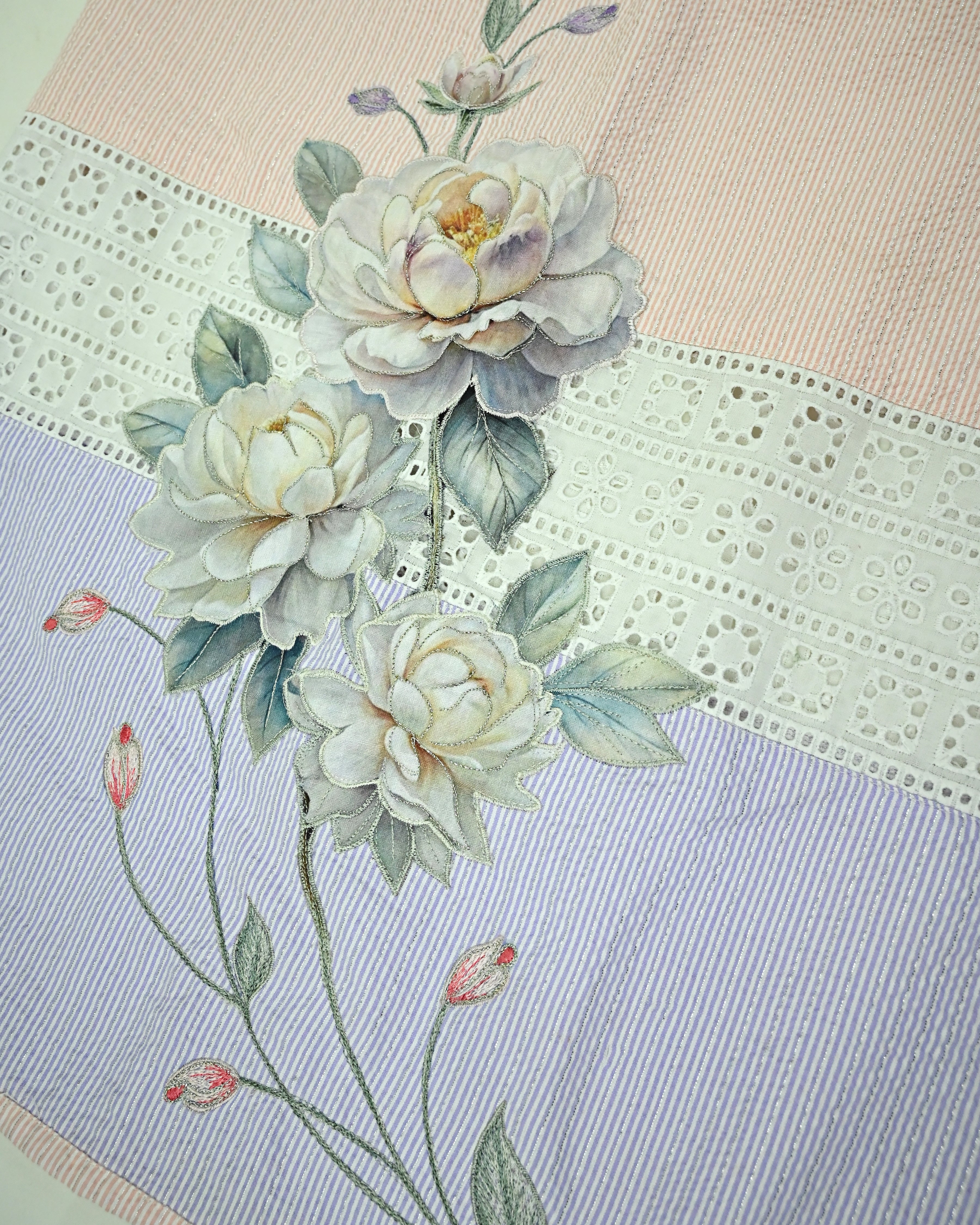 Purple Peach Popcorn Rida With Smart White Lace & Floral Applique Work