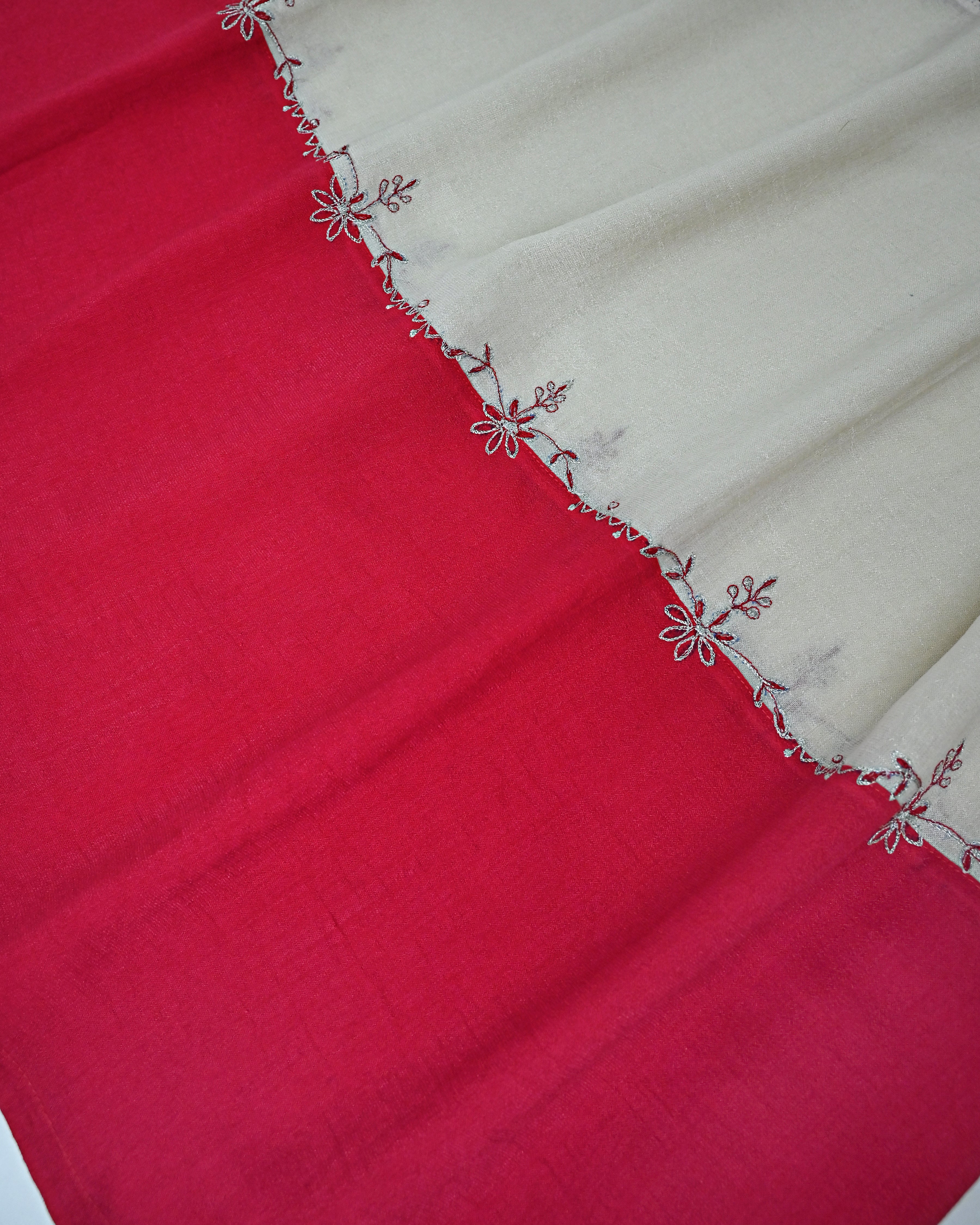 Crimson Red Cream 90 grm Silk Pattern Rida With Floral Embroidery Border