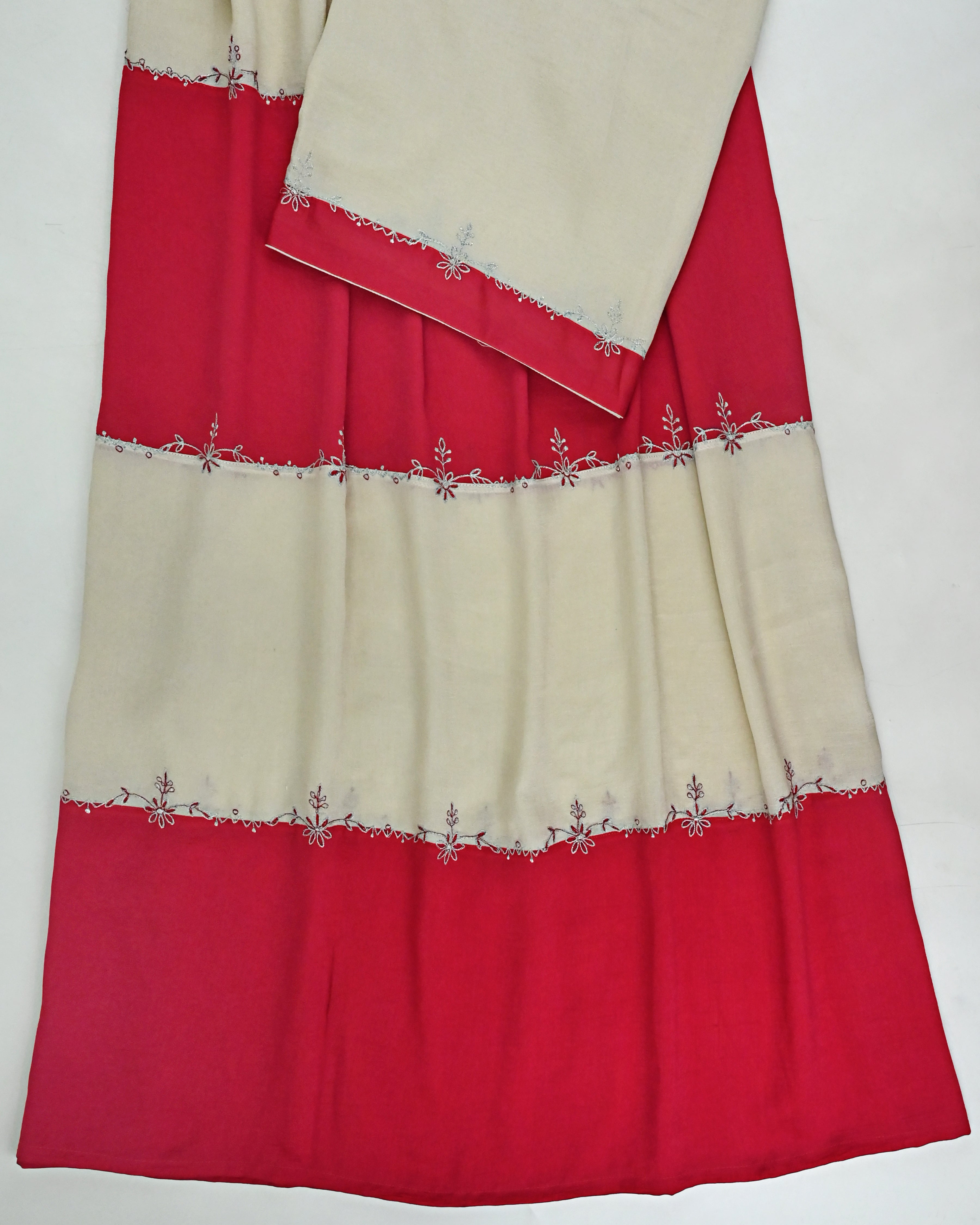 Crimson Red Cream 90 grm Silk Pattern Rida With Floral Embroidery Border